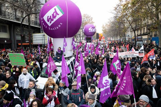 Macron’s Pledge to Give Up Presidential Privilege Fails to Stop Strikes