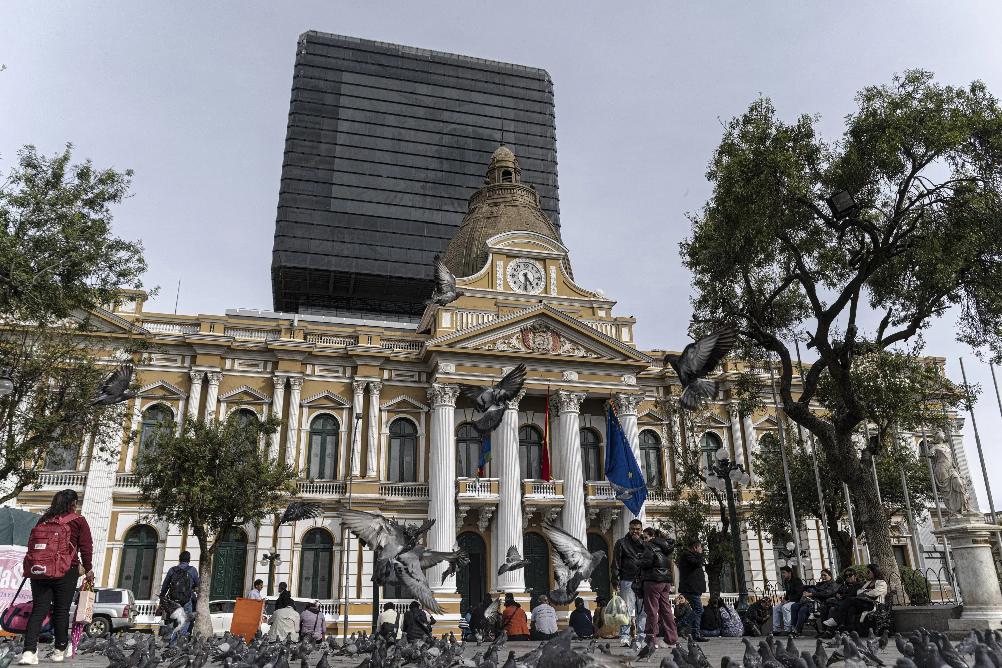 El reloj situado en lo alto del edificio de la Asamblea Legislativa ha sido restaurado con el diseño convencional por orden del recién investido presidente Rodrigo Paz.