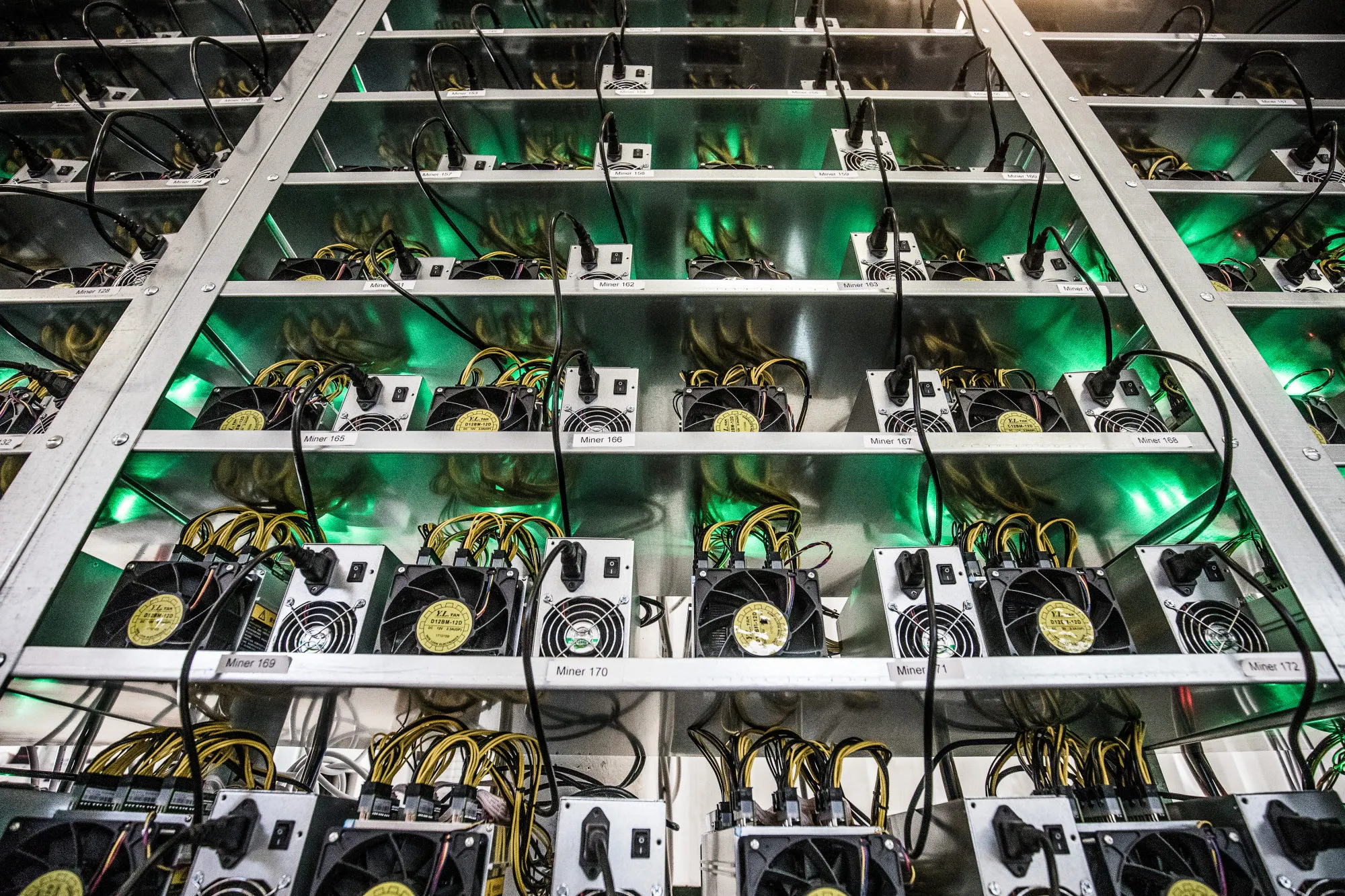 Asic Machine Rack ビットコイン、1月に5兆円近く失う-5000ドルまで下げるとの予想も - Bloomberg