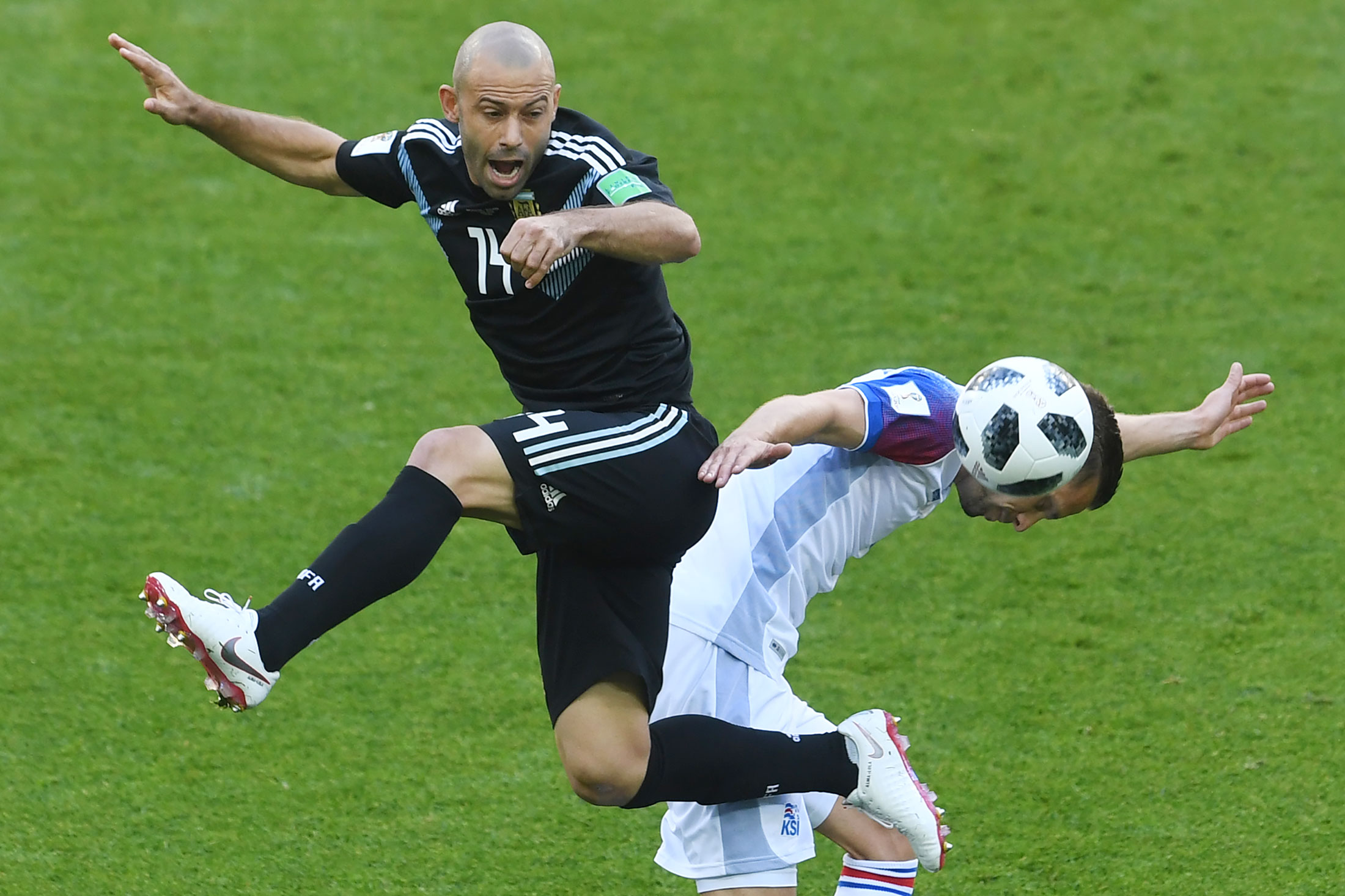 Argentina's midfielder Javier Mascherano with Iceland's midfielder Gylfi Sigurdsson during the Russia 2018 World Cup&nbsp;