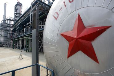 A red star fronts a pressure tank at the