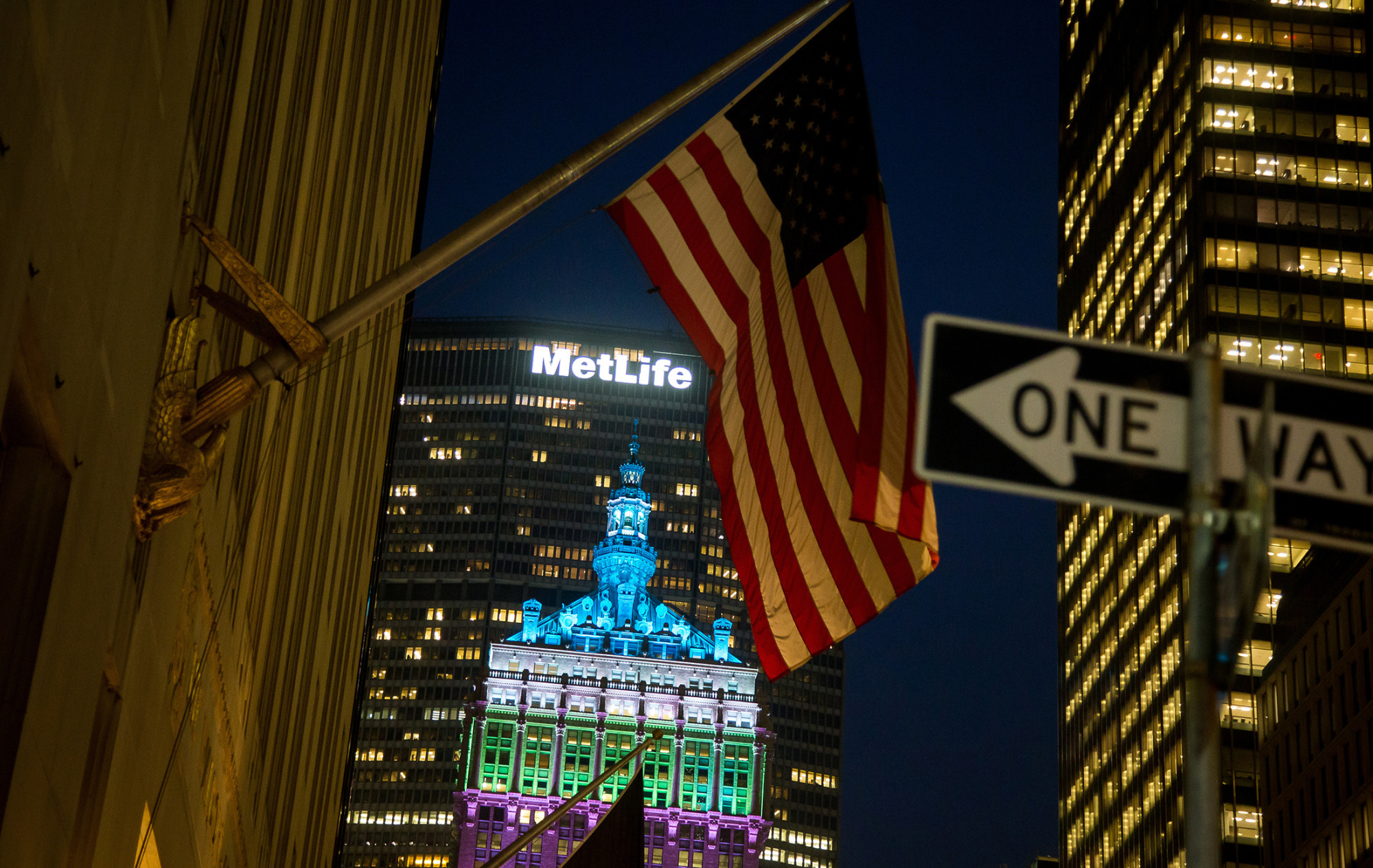 The MetLife Inc. headquarters building stands behind the Helmsley Building in New York.
