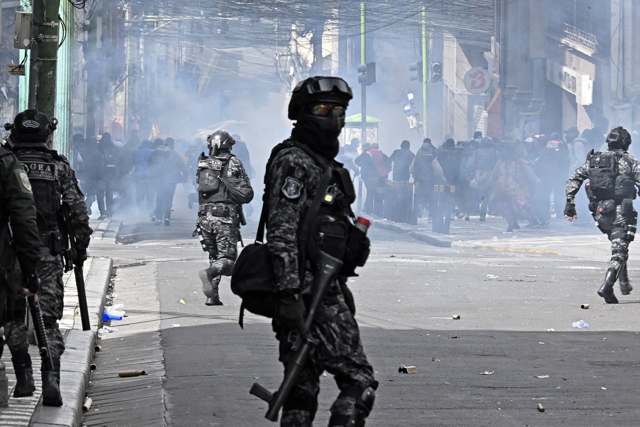 Riot police officers clash with demonstrators in La Paz.