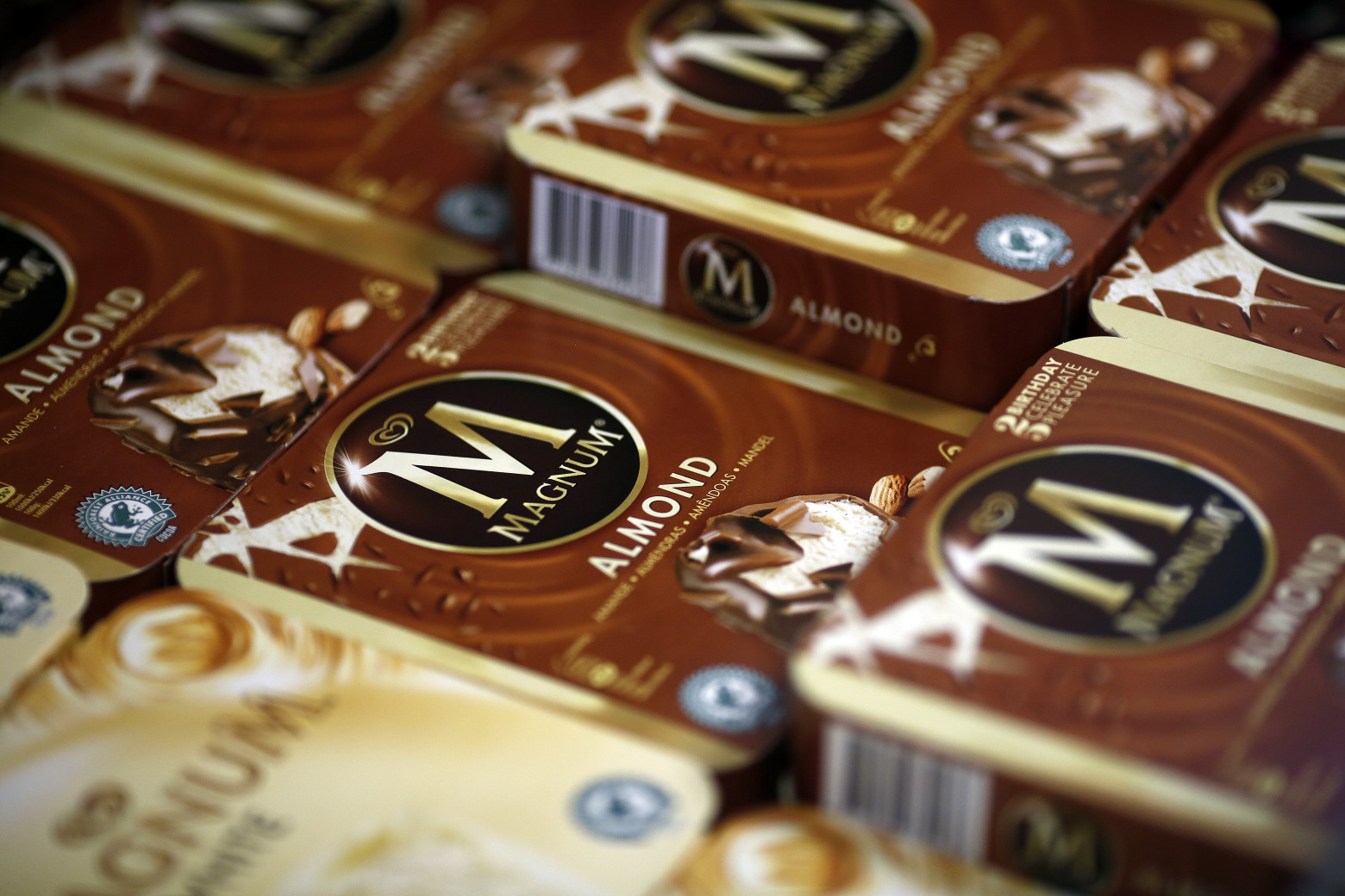 Unilever Shares Rise on Plan to Separate Ice Cream, Cut 7,500 Jobs