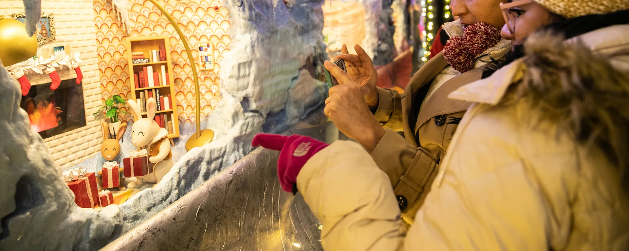 Pedestrians view a holiday window display at the Macy's Inc. flagship store in New York, U.S., on Thursday, Nov. 22, 2018.&nbsp;