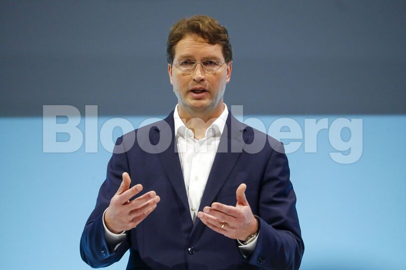 Daimler AG Cuts Dividend to Lowest in Decade Amid E-Car Shift