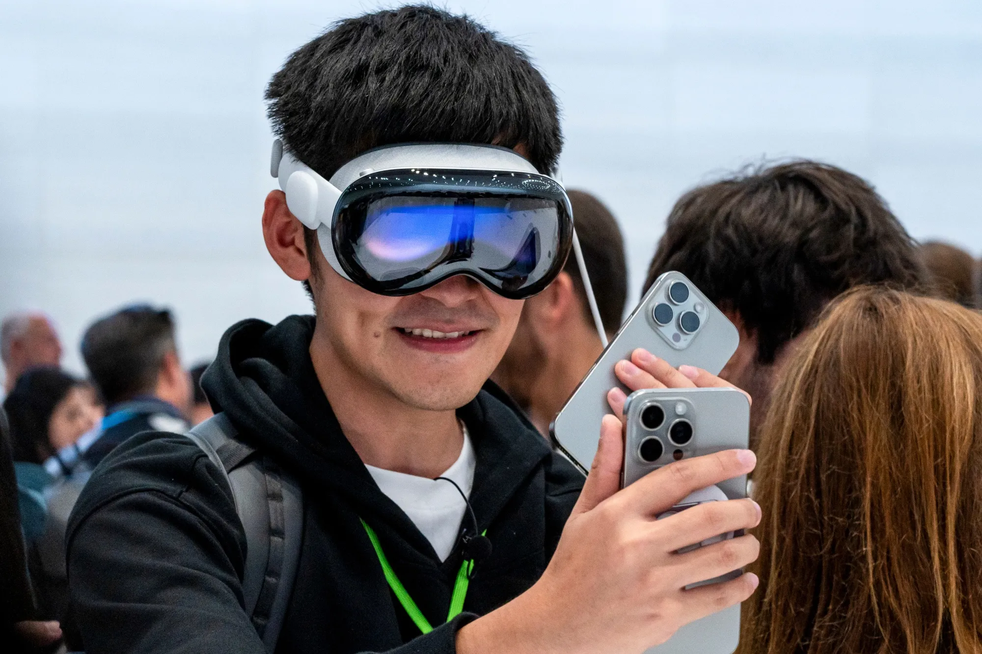 Meta Steps Up Pressure on Apple Vision With Orion AR Glasses and Cheaper  Quest 3 - Bloomberg