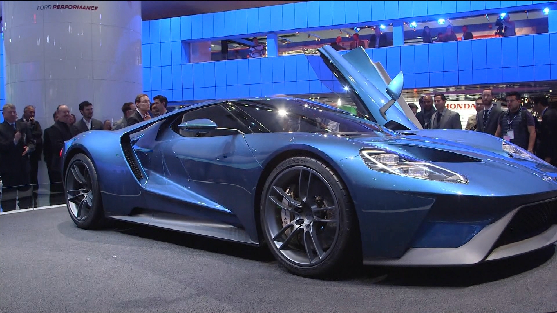 Video: Hands-On With the Ford GT Supercar - Bloomberg