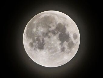 relates to Cosmic 2-for-1: Total Lunar Eclipse Combines With Supermoon