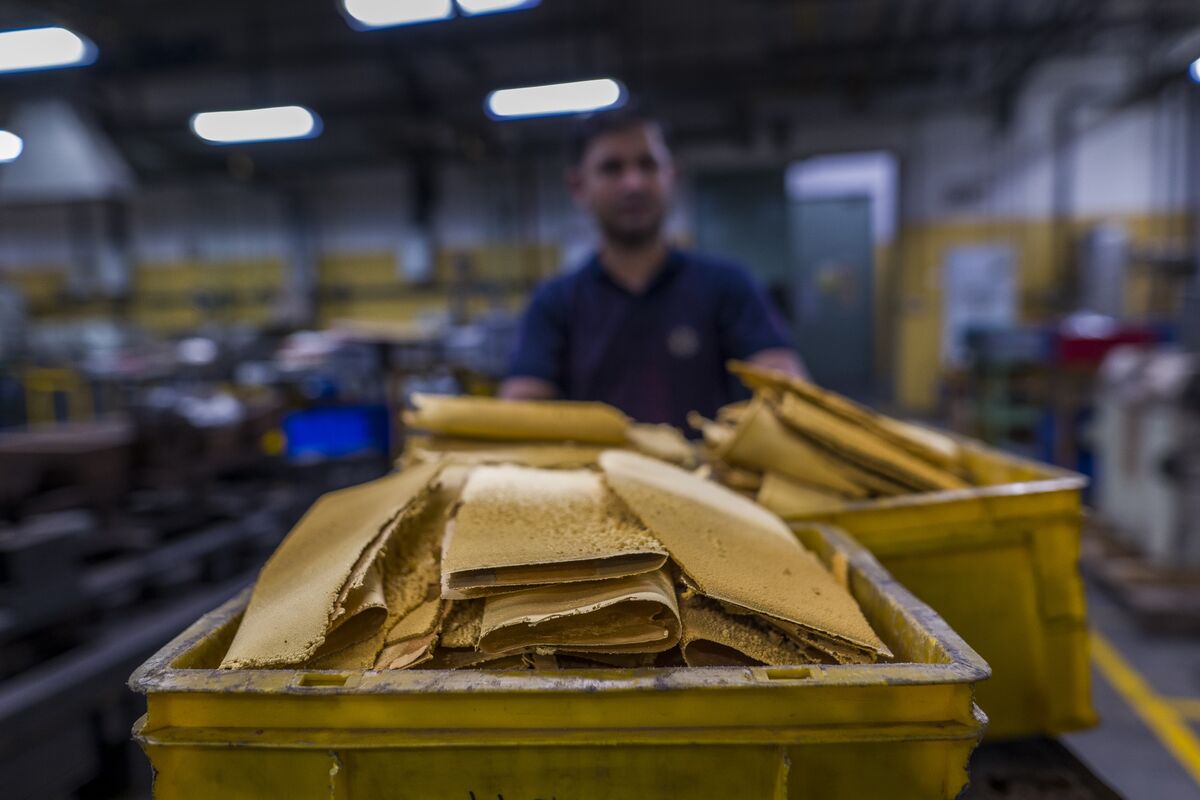 Gold Prices Retreat From Record High as Fed Pivot Bets May Be Overdone