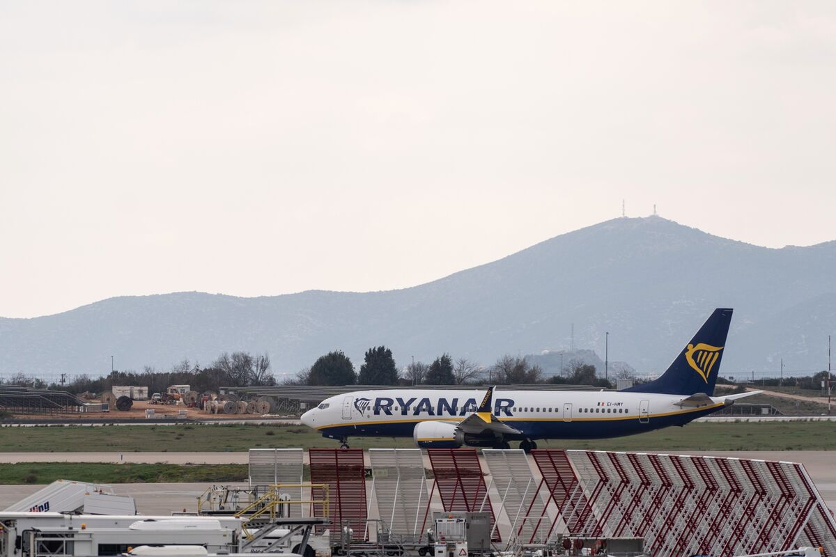 Ryanair Travel Nightmare Unfolds Over Greece
