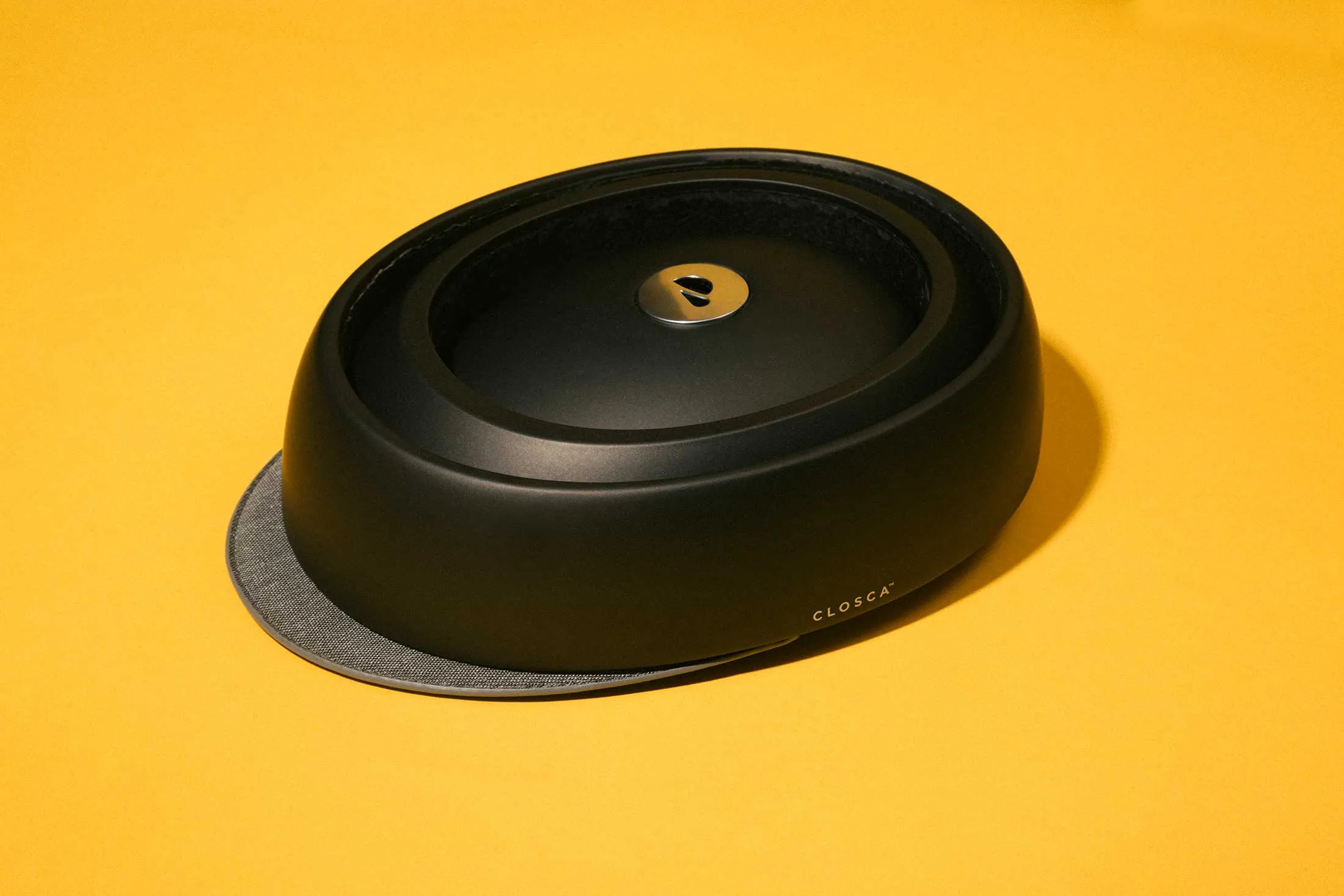 The helmet uses three concentric rings to fold to half its size without jeopardizing its safety. It complies with European and U.S. regulations.