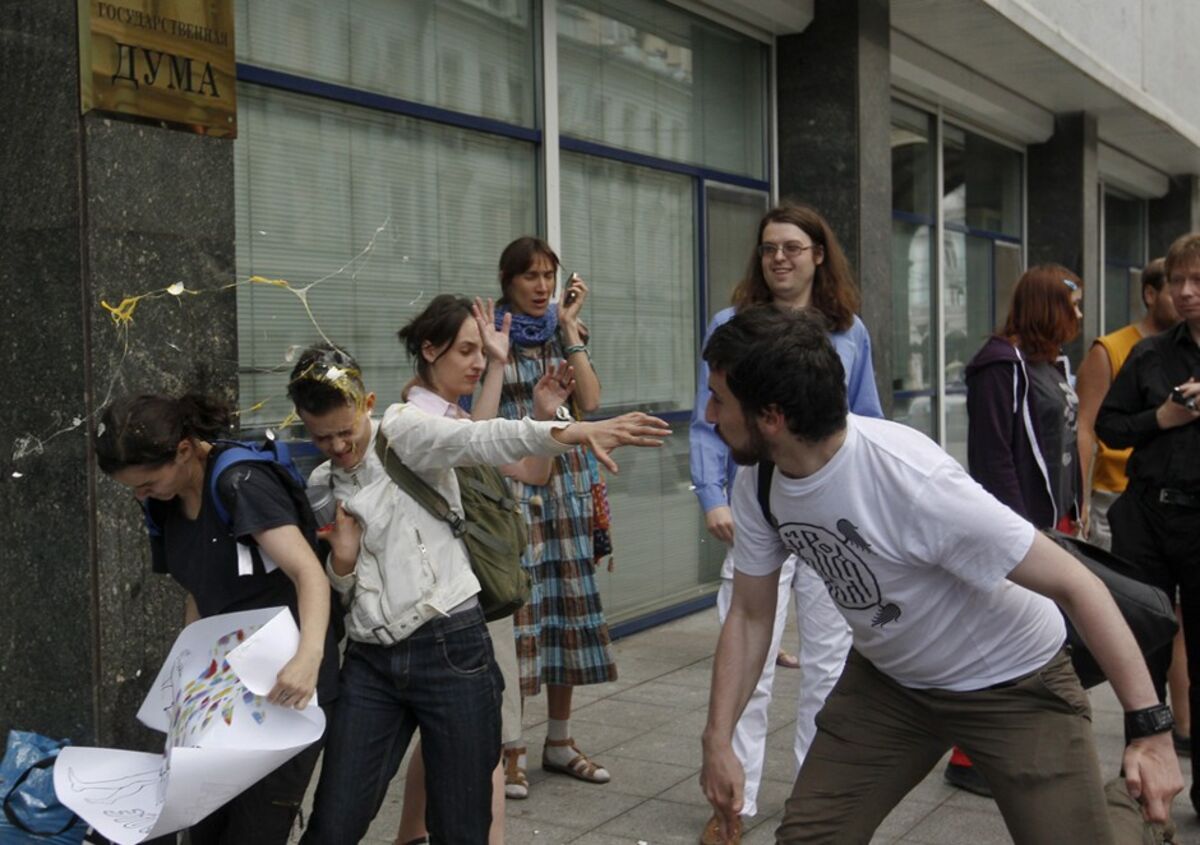 Activists Protest Russia S New Anti Gay Laws With Kisses Bloomberg