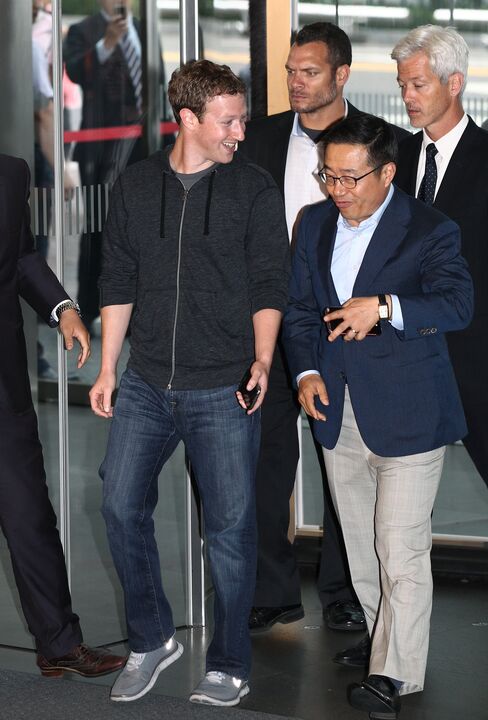Facebook’s Zuckerberg Meets Samsung Executives Amid Mobile Push