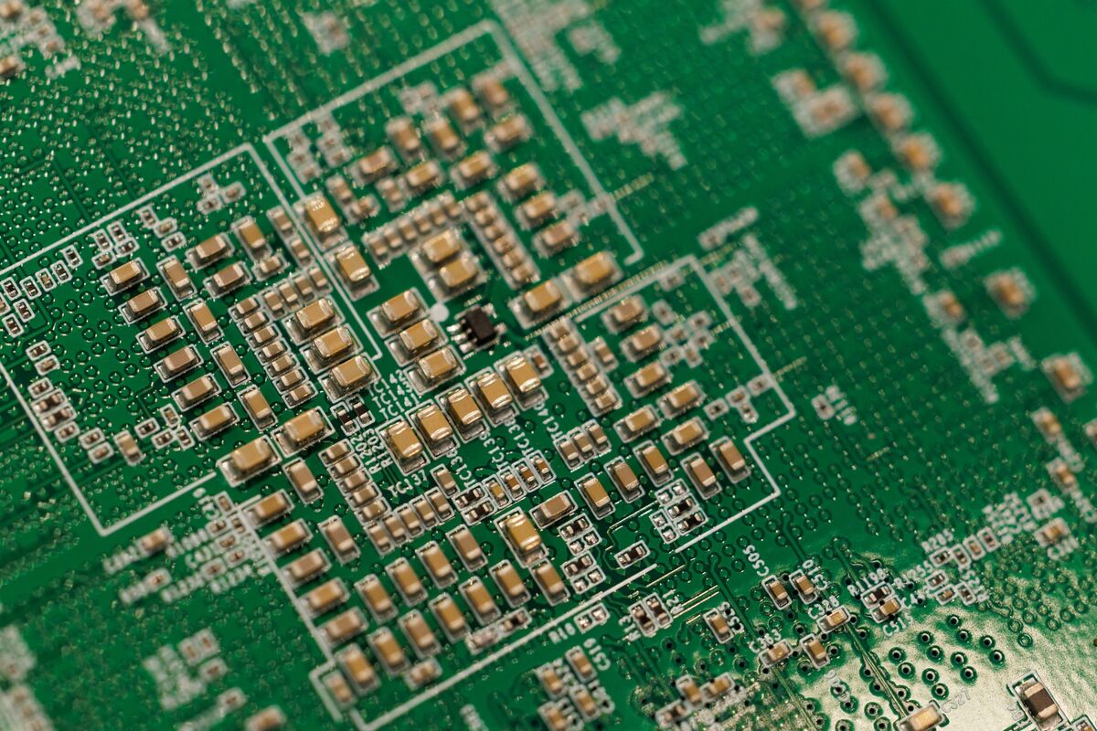Global Chip Selloff Deepens as Investors Retreat from AI