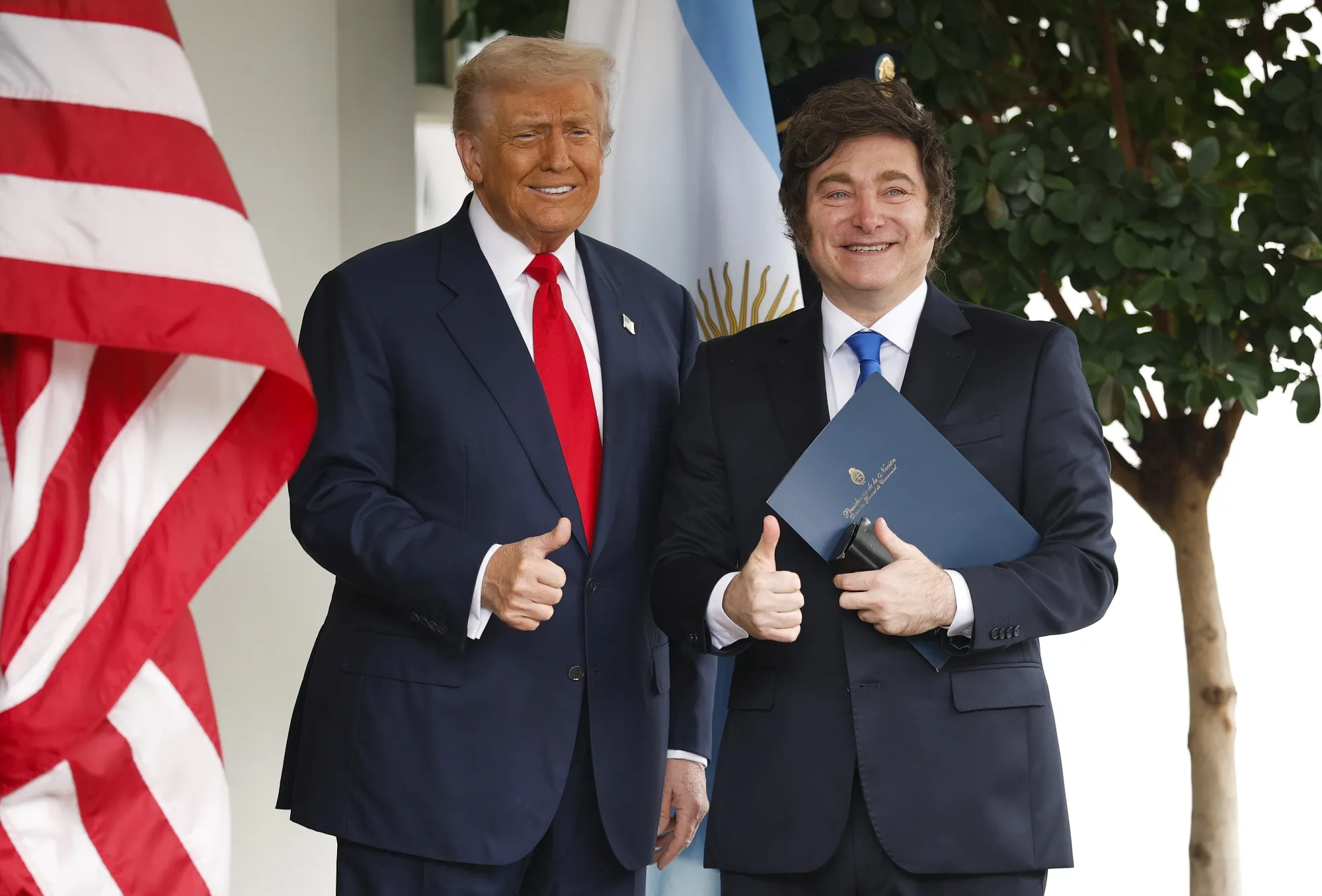 O presidente dos EUA, Donald Trump, recebe o presidente da Argentina, Javier Milei, na Casa Branca, dias depois de o Tesouro americano ter finalizado um acordo-quadro de swap cambial de US$ 20 bilhões com a Argentina, em um esforço para ajudar a estabilizar sua economia.