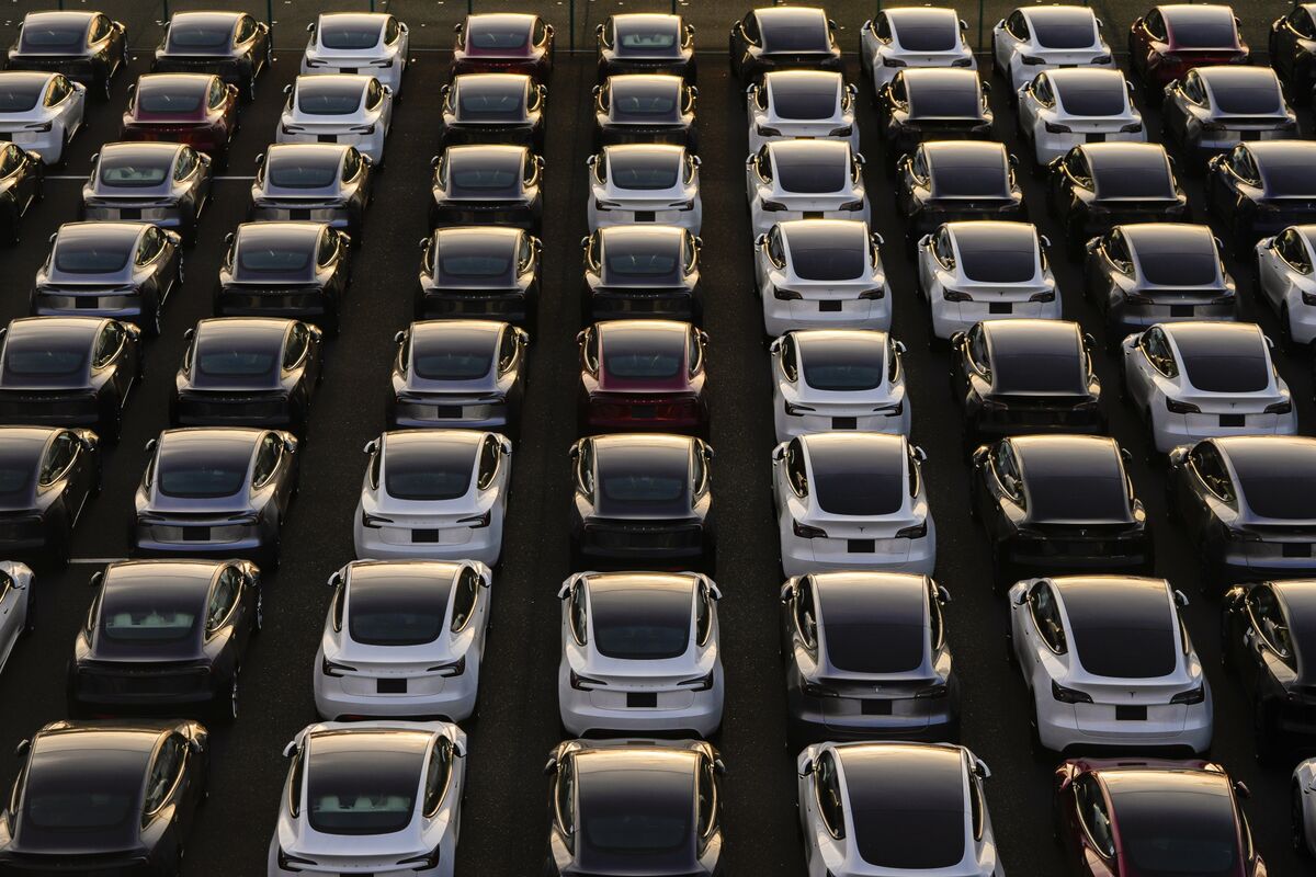 
                            Tesla’s Rally to Record High Is Leaving Big Tech Peers Behind