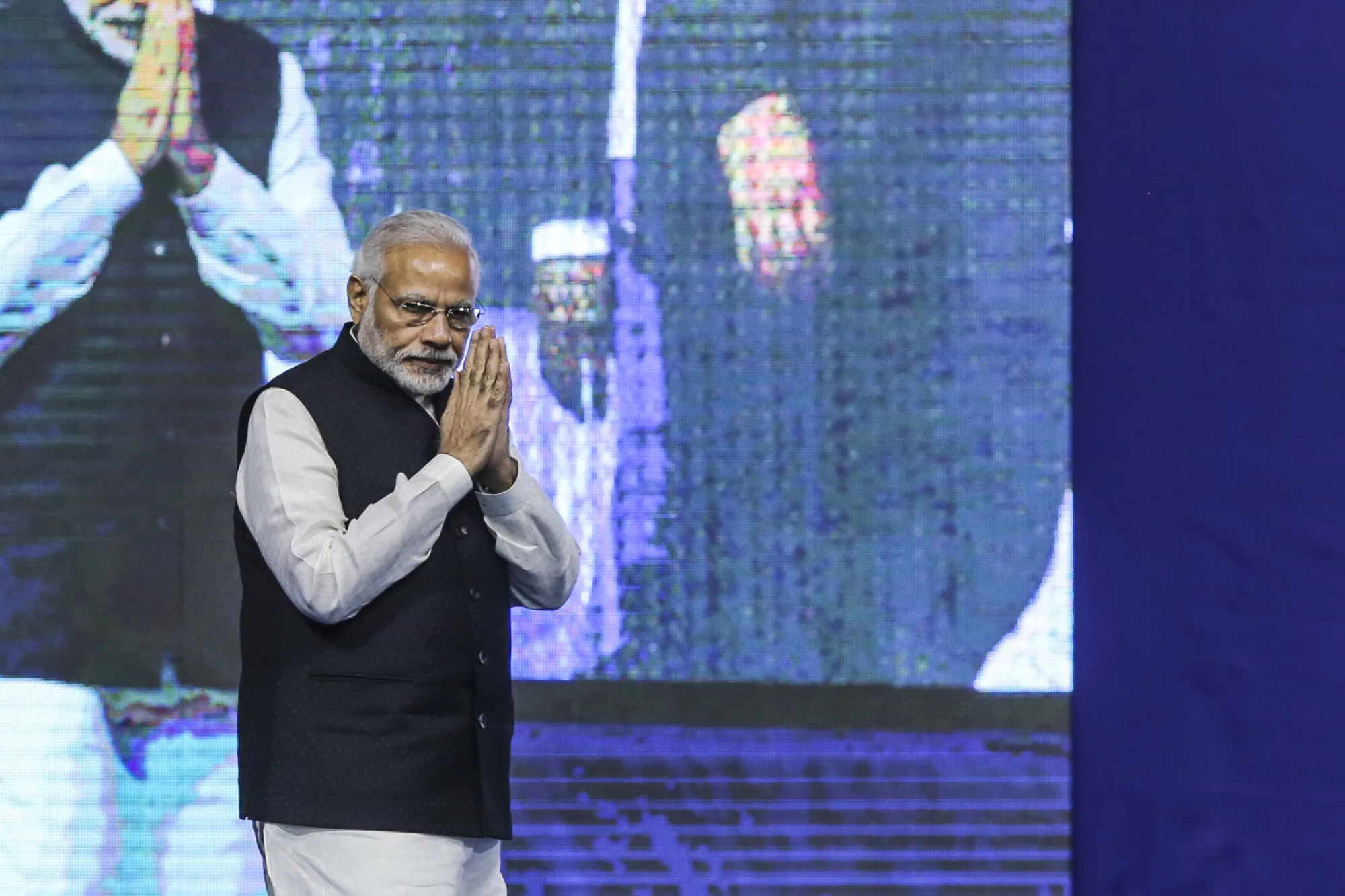 Modi Inauguarates Gujarat Bourse to Rival Singapore 