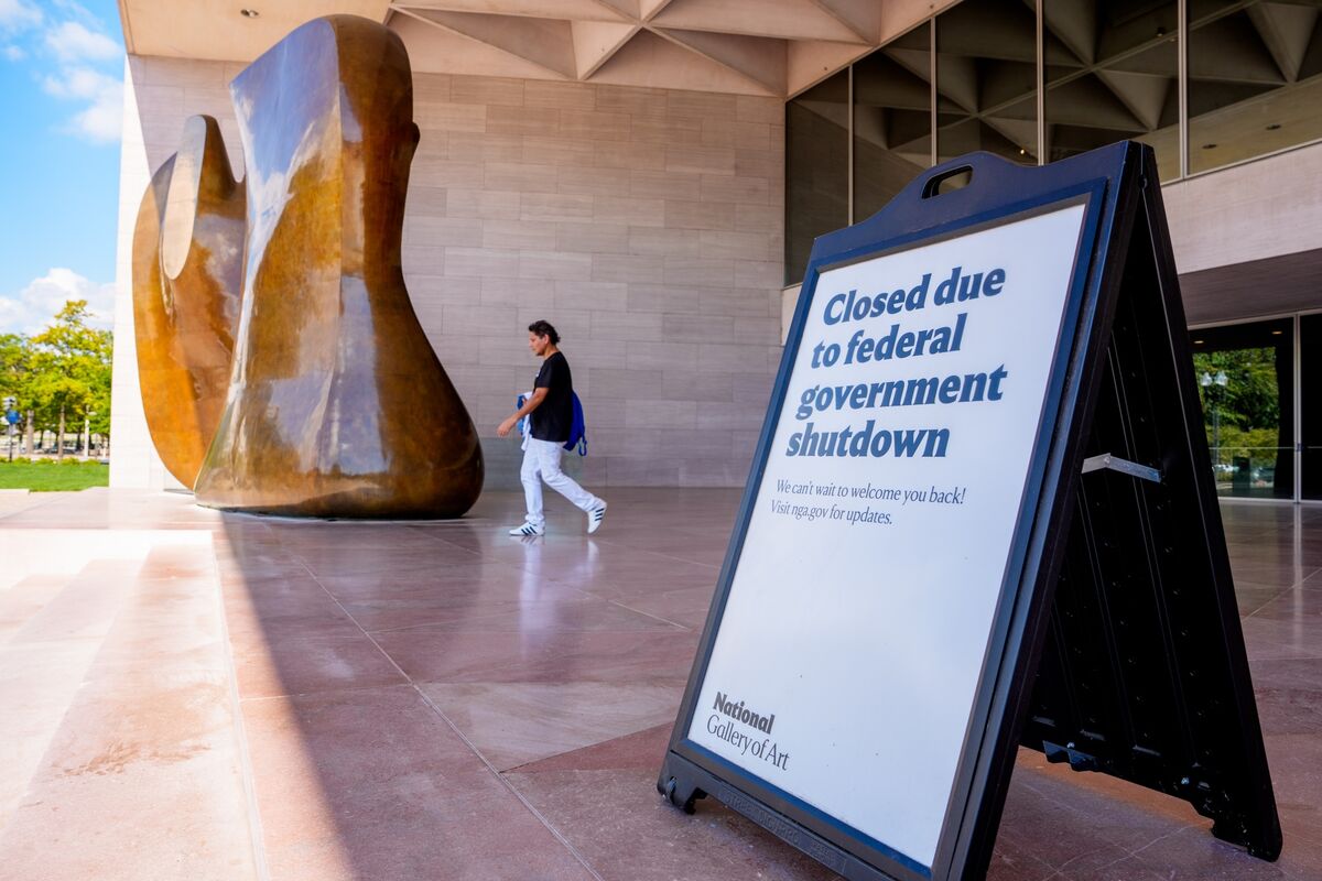 Federal Workers Go Unpaid, Adding Pressure to End Government Shutdown