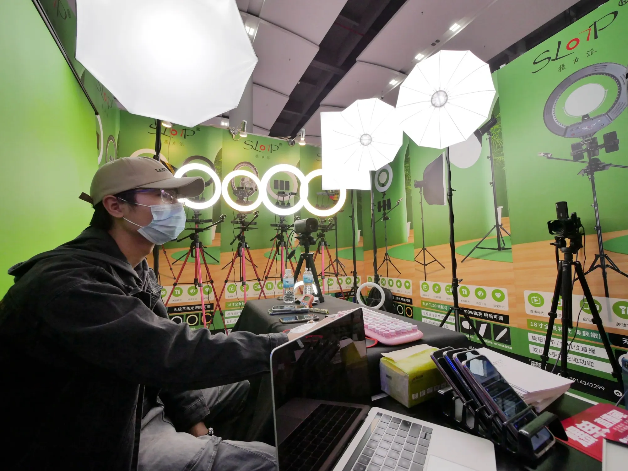 Light equipment at the Guangzhou 2020 International Live Streaming Industry Expo on Dec. 27, 2020.