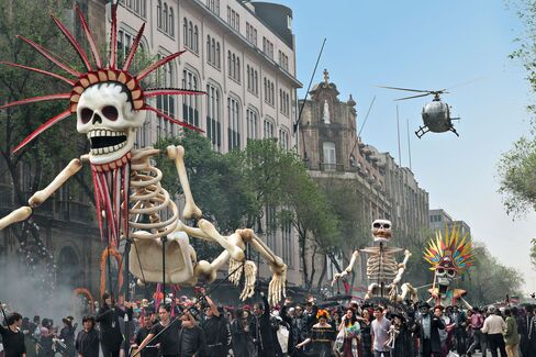 Spectre used multiple helicopters and a Red Bull stunt pilot to complete the Day of the Dead stunts in the opening scenes.