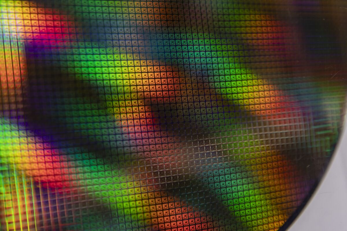 bloomberg.com - Chinese Chip Stocks Rise in Hong Kong on Hopes for Huawei Tech