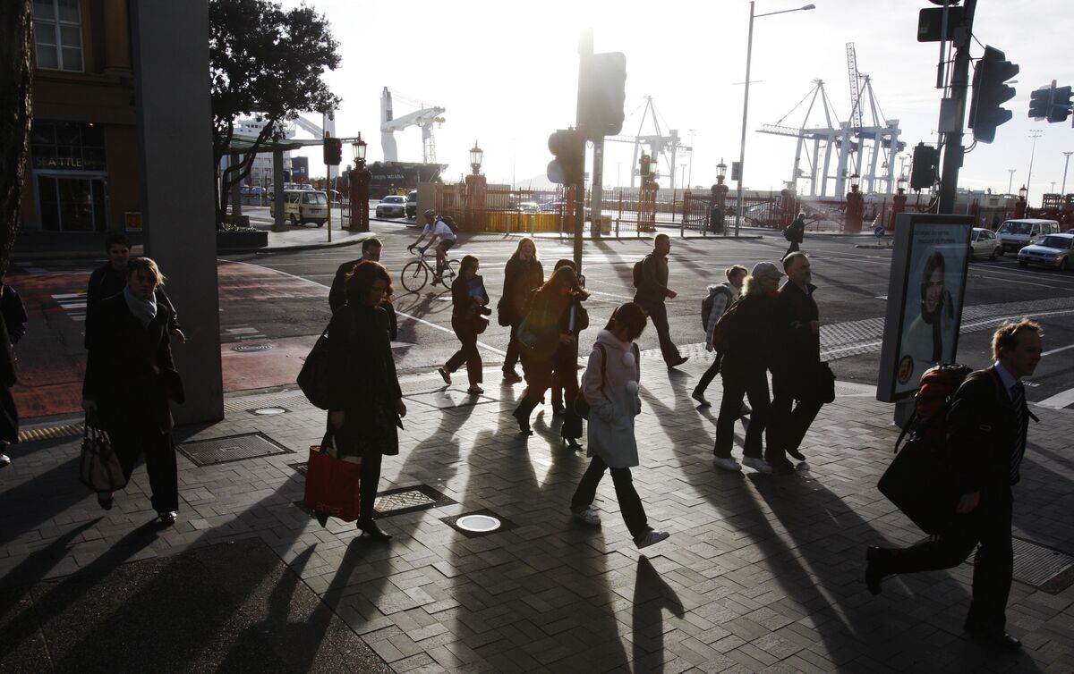 New Zealand’s Labor Pool Growth Eases as Immigration Hits Peak