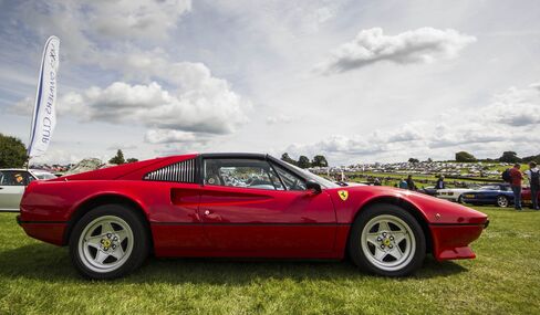 Early versions of the 308 came with fiberglass bodies. Later versions had bodies made of stainless steel.