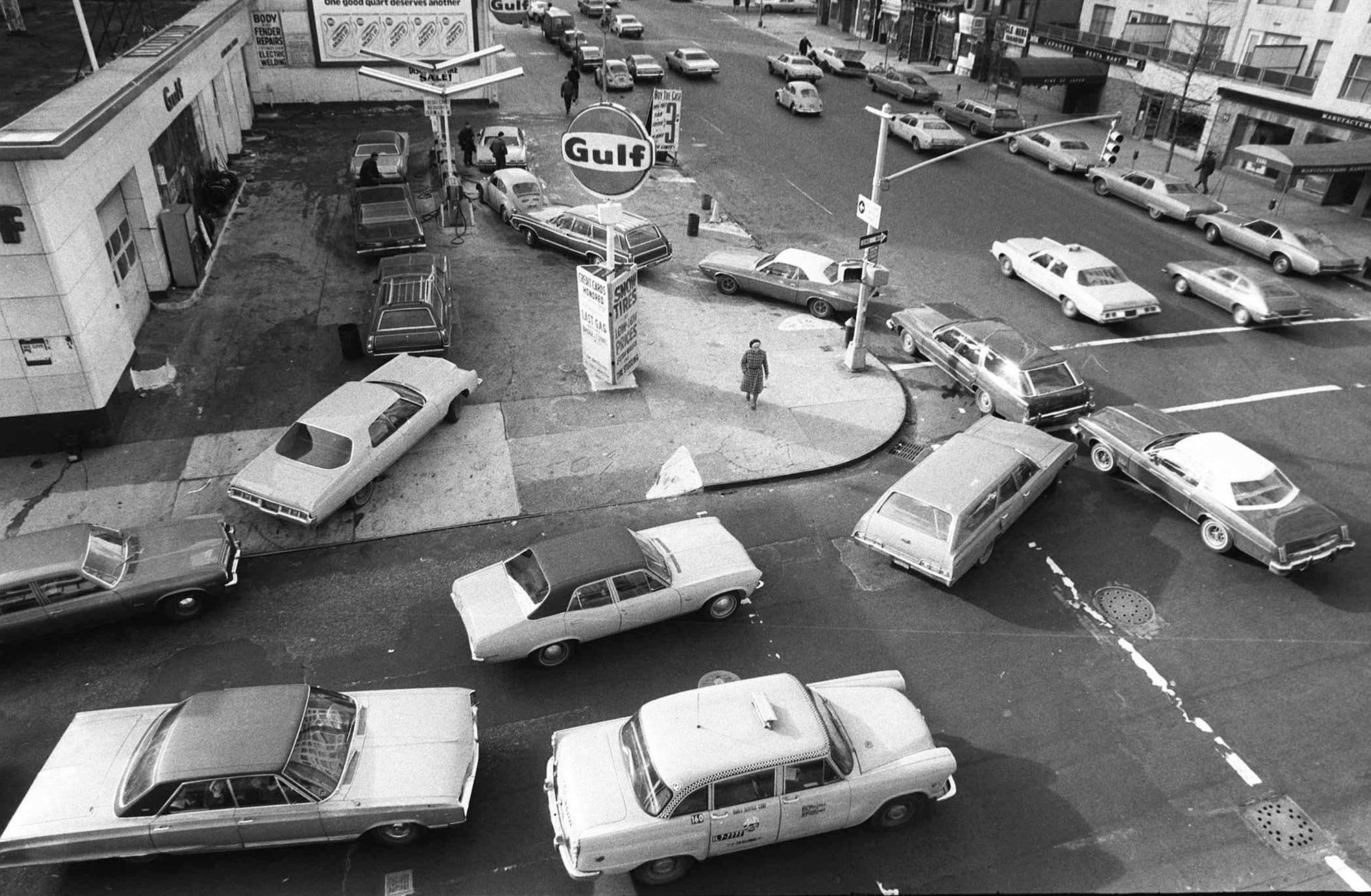 Cars line up in two directions at a gas station in New York during the oil embargo in December 1973. Photographer: Marty Lederhandler/AP Photo