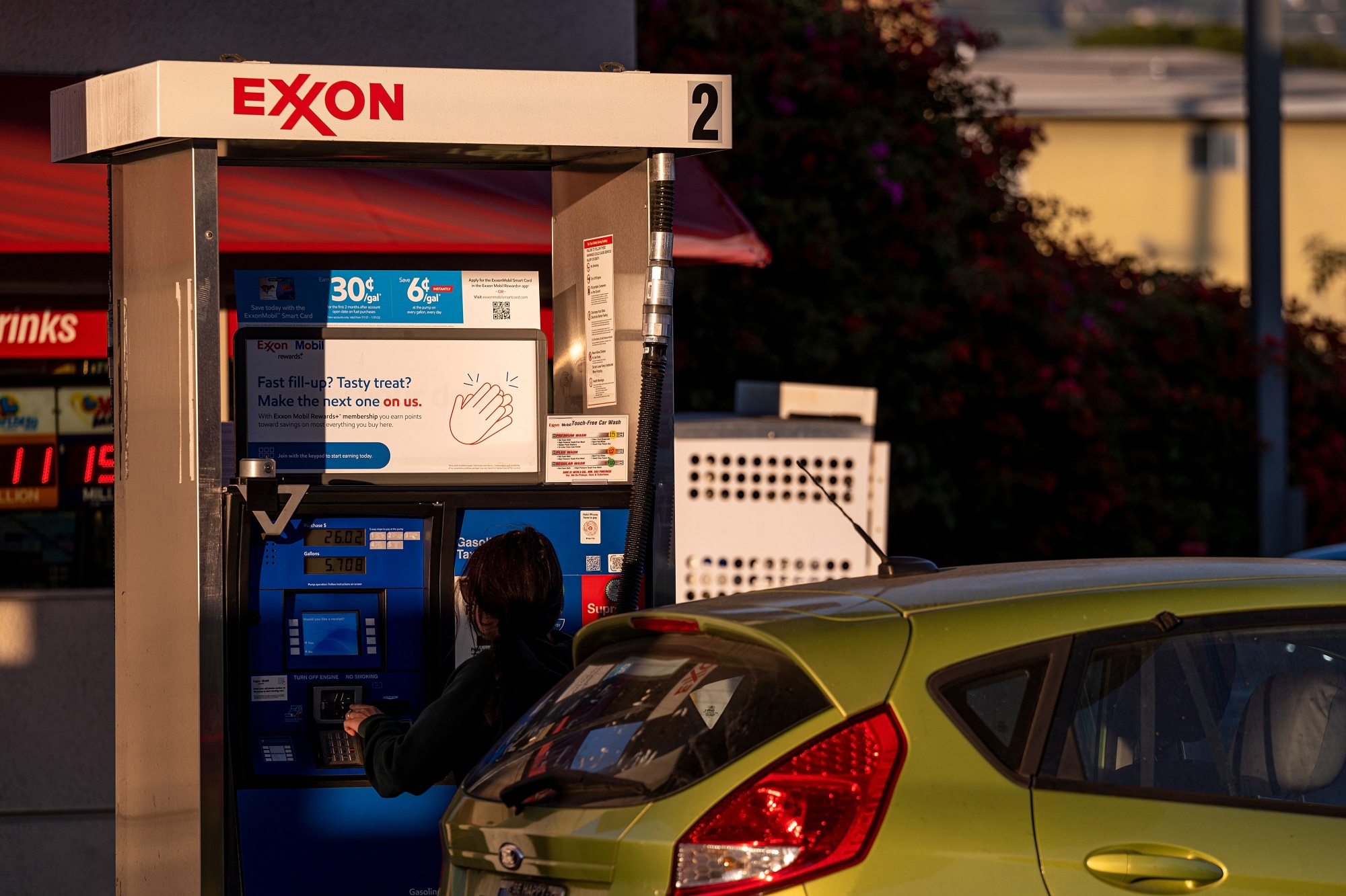 big-oil-stages-a-big-comeback-as-exxon-s-valuation-passes-tesla-bloomberg