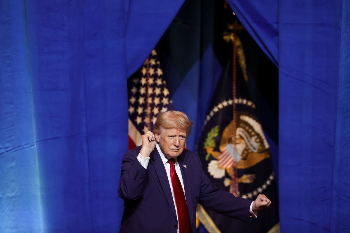 bloomberg.com - Jonathan Tamari (BGOV) - Trump Says It's an 'A+' Economy. Will Voters Agree?