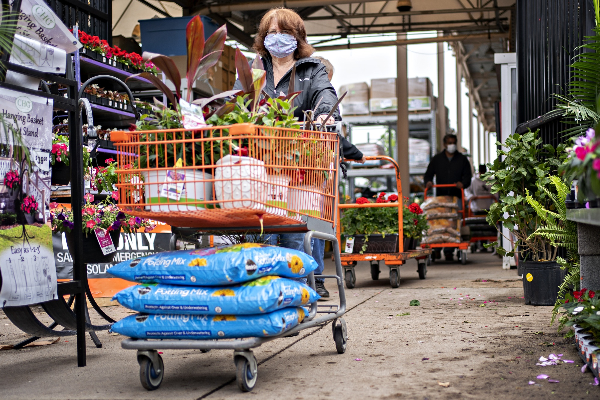 Home Depot’s sales got a boost as consumers continue&nbsp;to splash out&nbsp;on home remodeling, gardening and&nbsp;decorating.