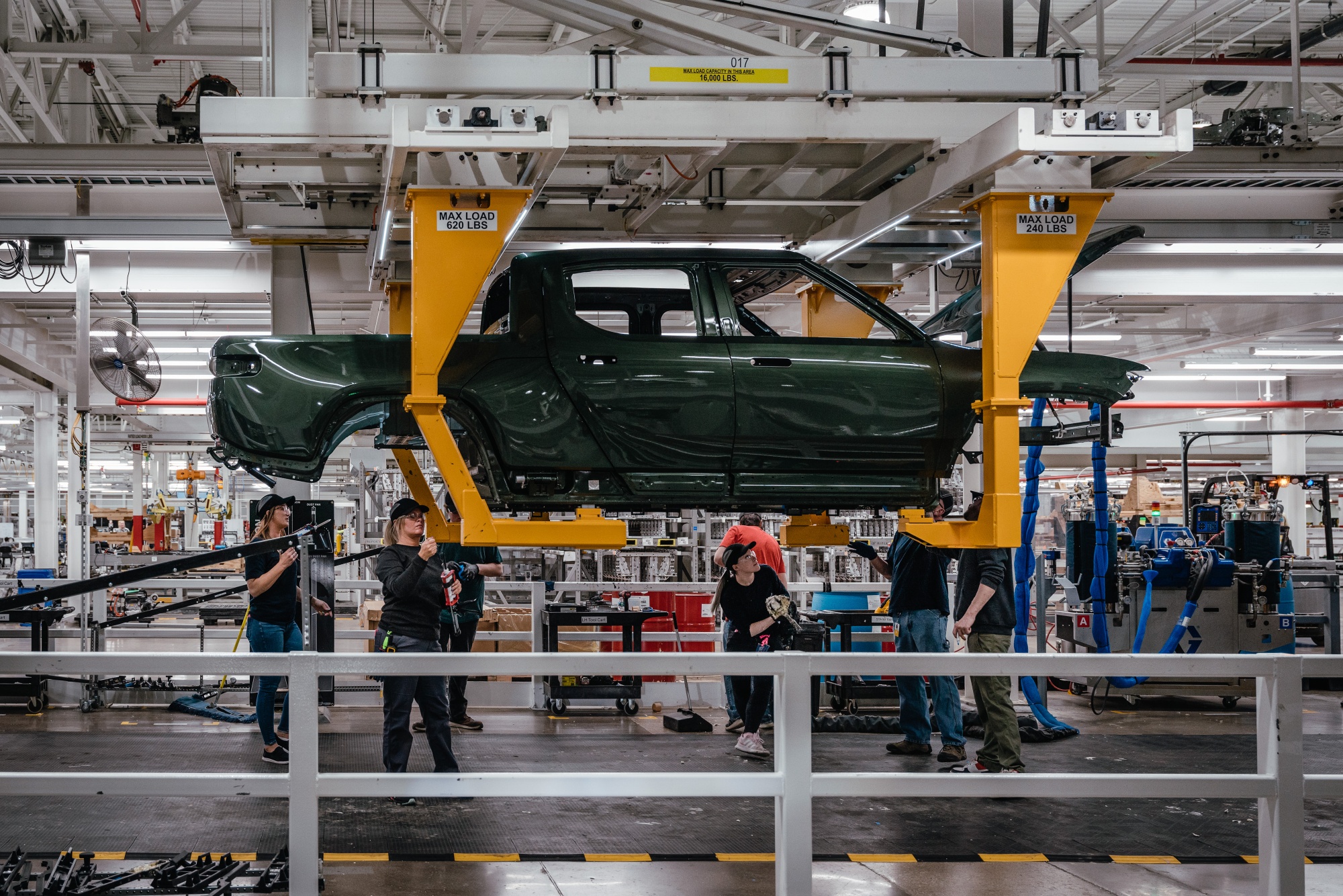 rivian r1t manufacturer