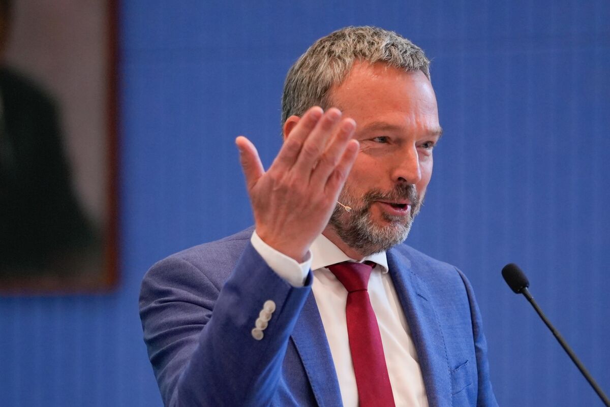 Euro Could Strengthen With Bigger Global Role, ECB’s Wunsch Says