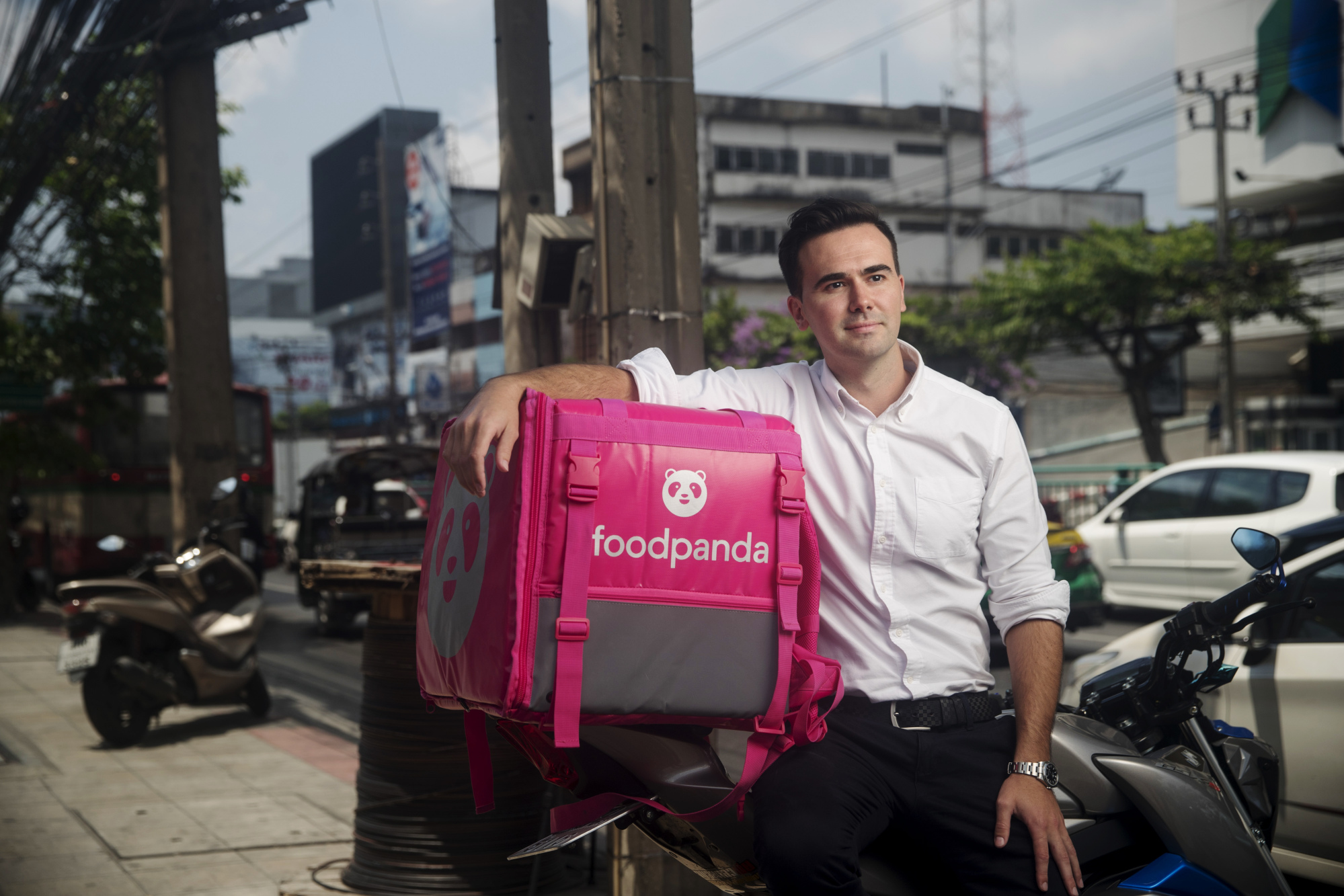 That deliver. Сумки в Бангкоке. Foodpanda директор. Бангкок доставка. Carrying a Bag to deliver meals.