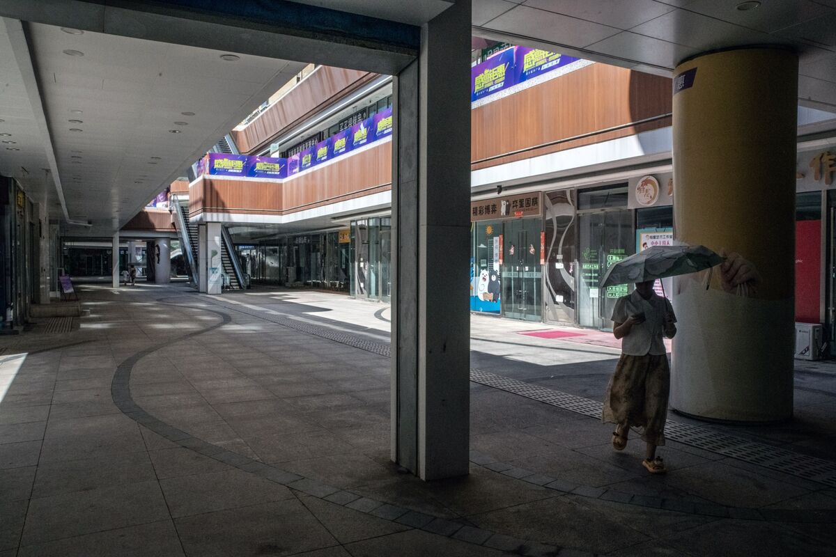 European Stocks Decline as Weak China Data Weighs; Luxury Slides