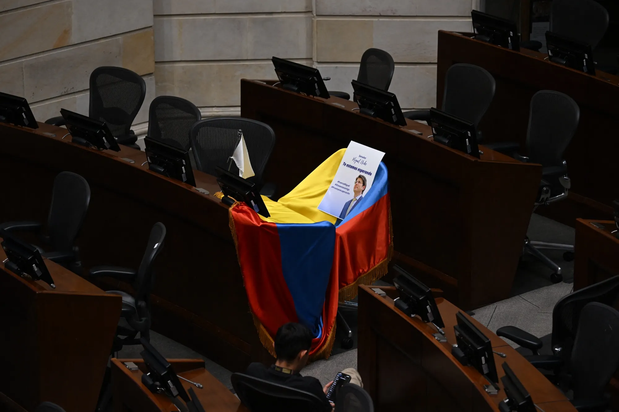 A photo of Miguel Uribe with the phrase “We are waiting for you” on his seat at the Congress in Bogotá on June 9.