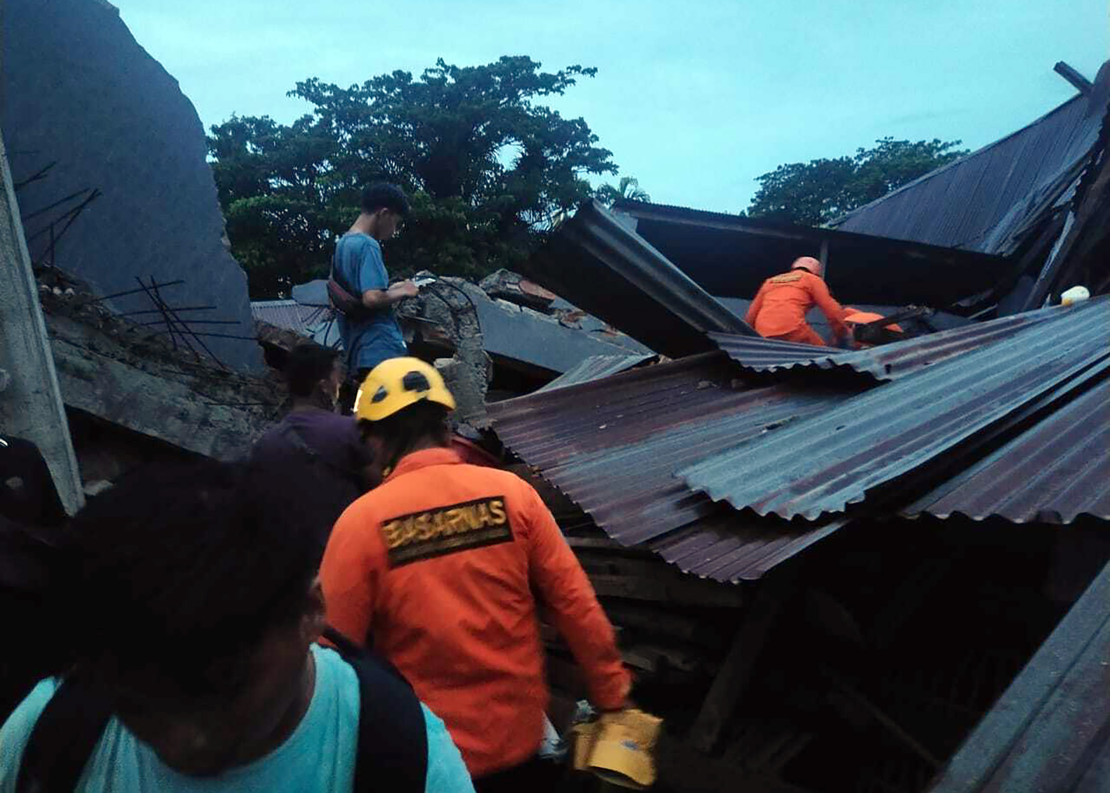 Indonesia 6.2-Magnitude Quake Kills 34, Thousands Evacuated - Bloomberg