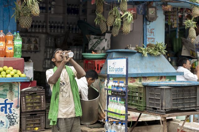 A worker in Gaya during the heat season.