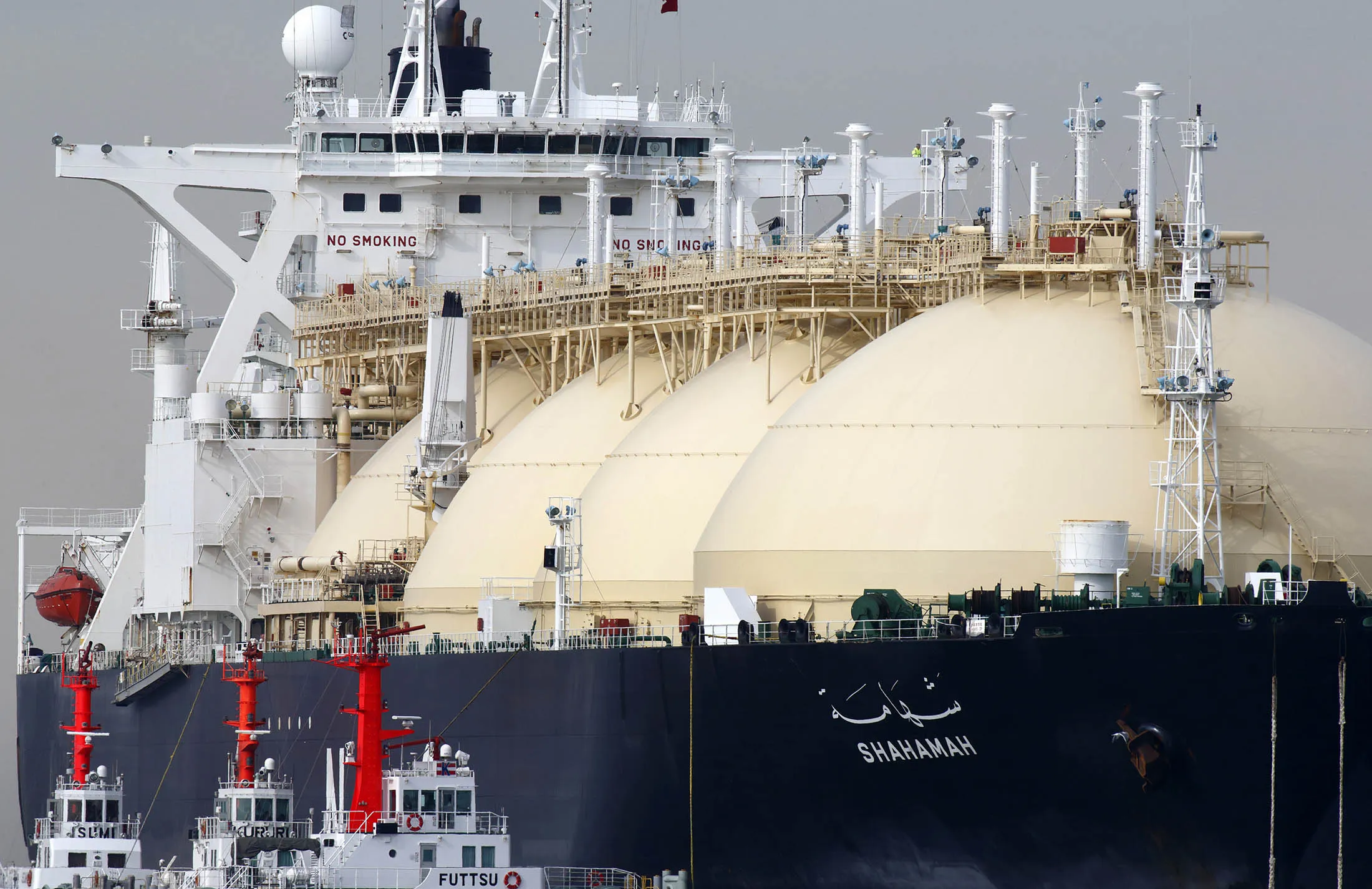 The Shahamah liquefied natural gas (LNG) tanker is berthed at Tokyo Electric Power Co.'s (Tepco) Futtsu gas-fired thermal power plant in Futtsu Chiba Prefecture, Japan, on Thursday, Jan. 21, 2016. The Ministry of Finance is scheduled to release Japan fuel imports data on Jan. 25.
