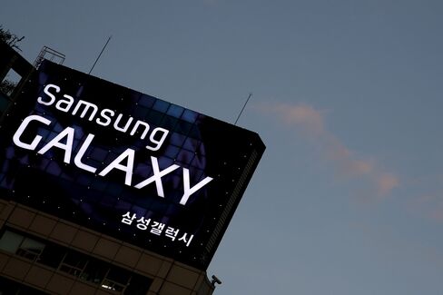 Samsung Said to Plan Galaxy Smartphone With Wraparound Display
