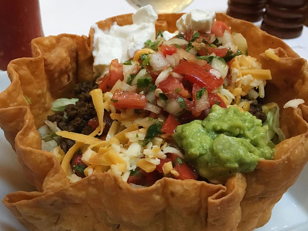 For Trump Tower Tourists, the Taco Bowl Is What's for Lunch Bloomberg