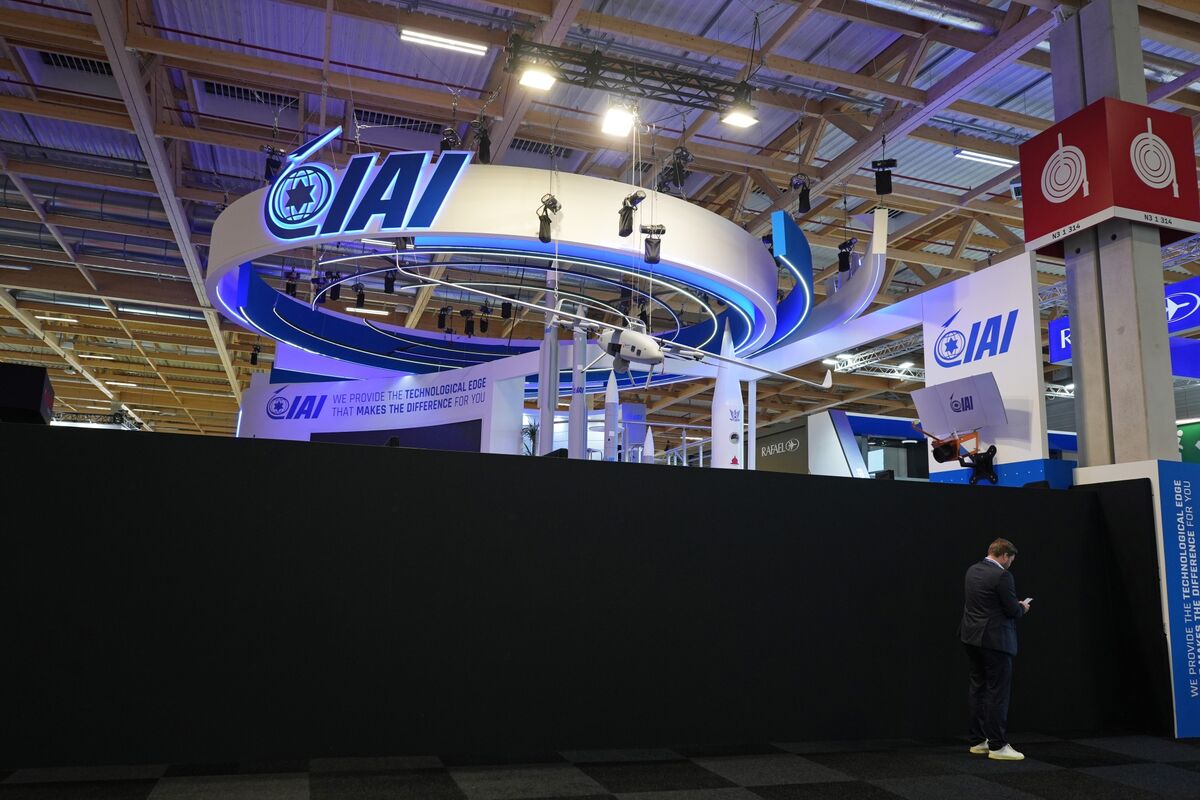 🟪"Controversie al Salone dell'Aviazione di Parigi: Francia blocca stand di produttori di armi israeliani"