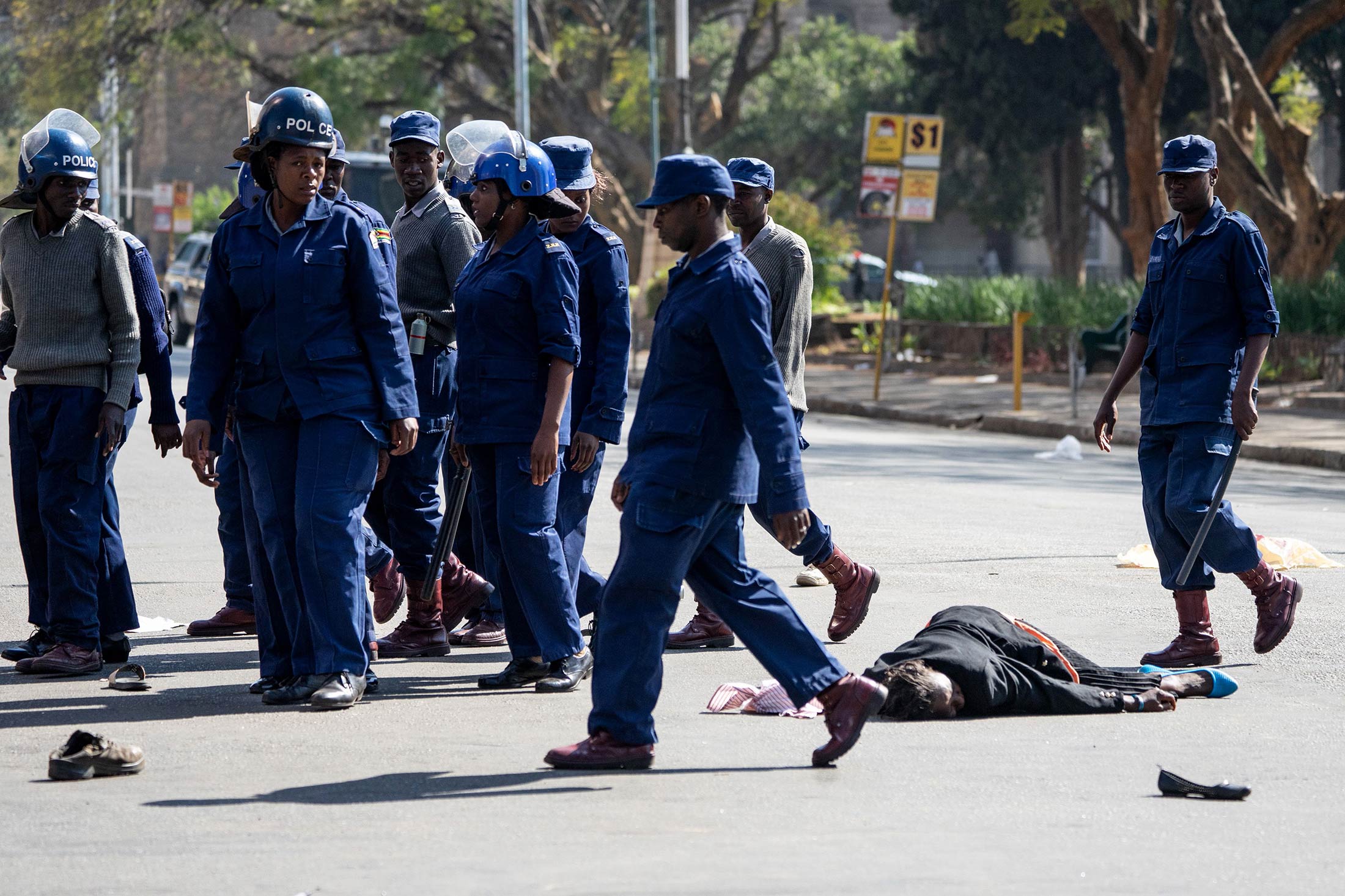 Zimbabwe Police Arrests 128 Demonstrators In Opposition Protest - Bloomberg