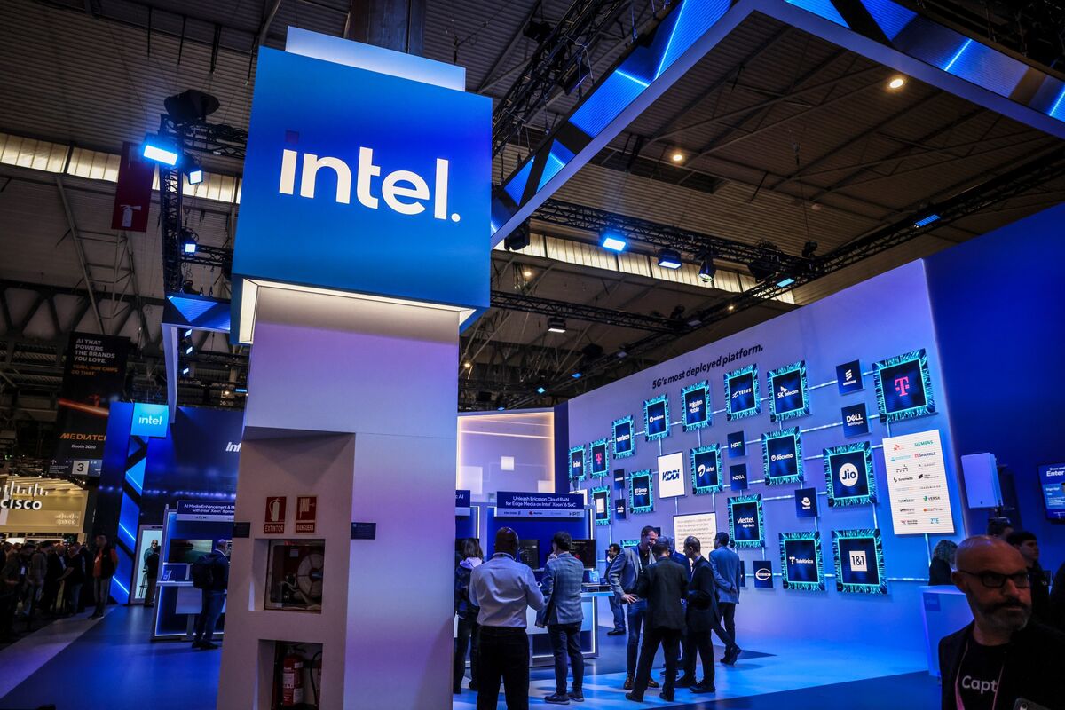 bloomberg.com - Felice Maranz - US Stock Futures Rise With Intel Leading Semiconductor Rally