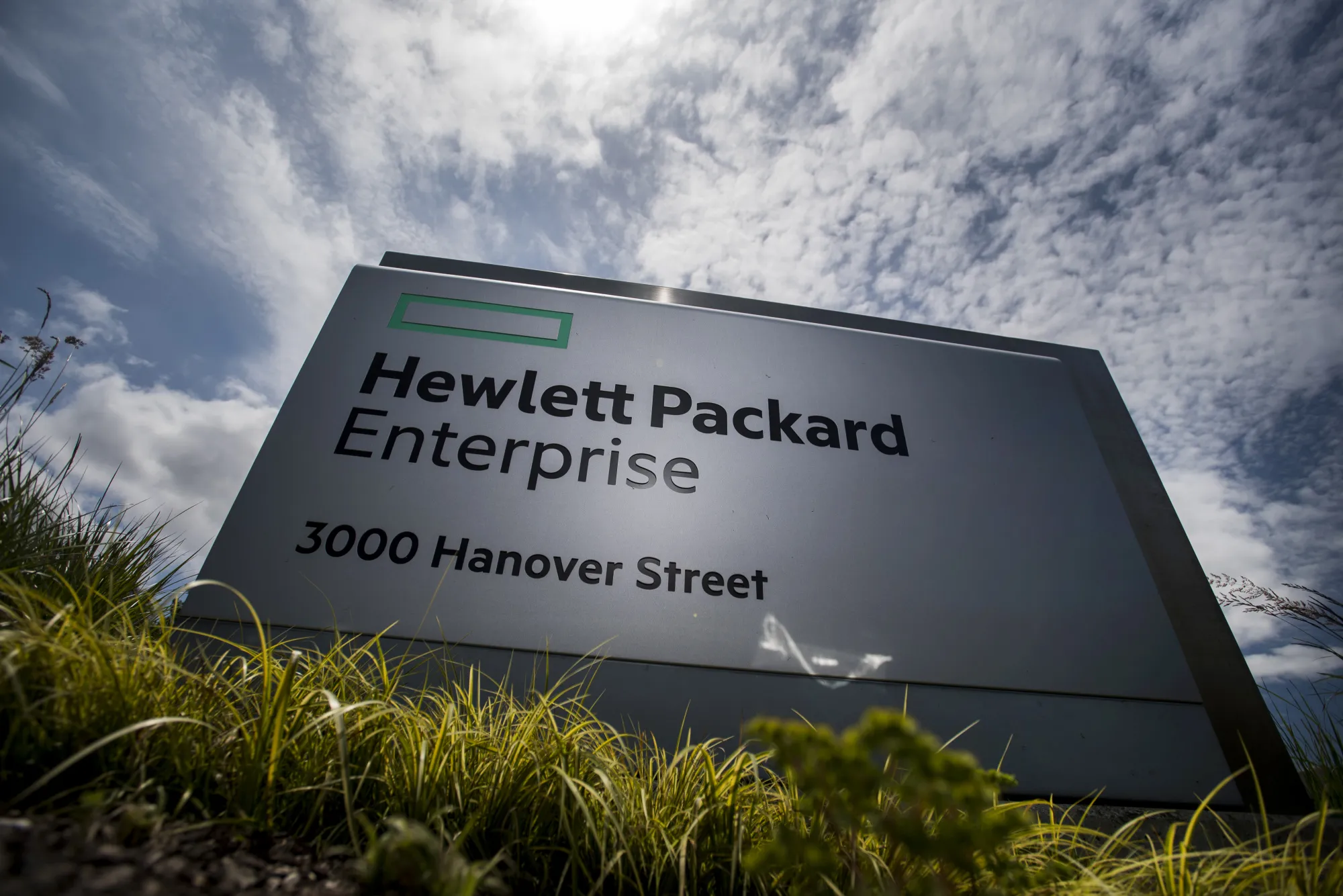 HPE Jumps on Surprise Sales Revival, Cost-Cutting Effort