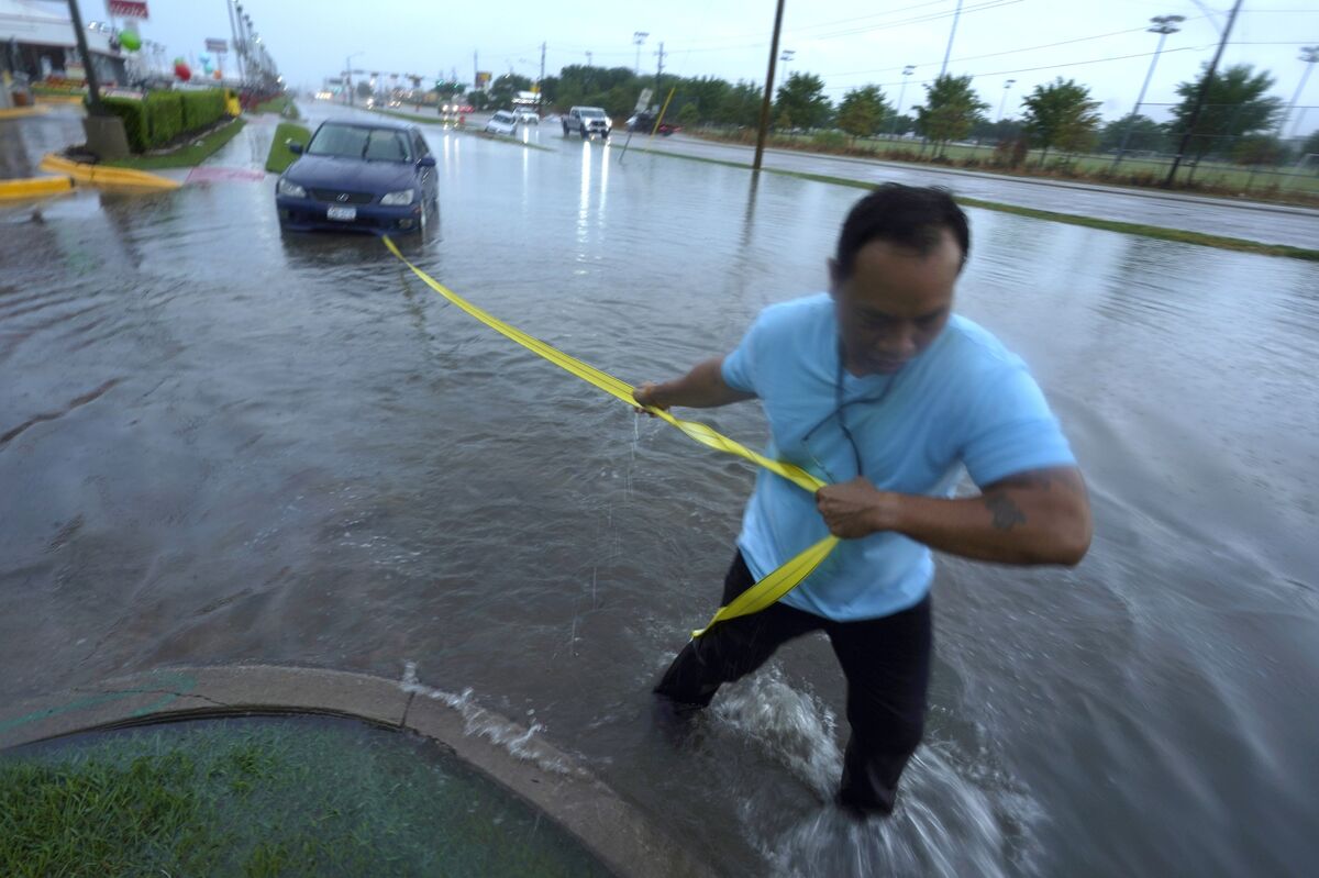 Heavy Rain Floods Streets Across Dallas-Fort Worth Area - Bloomberg