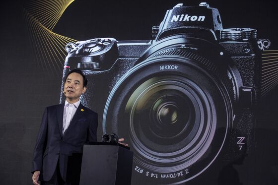 Nikon Takes on Sony With Mirrorless Camera