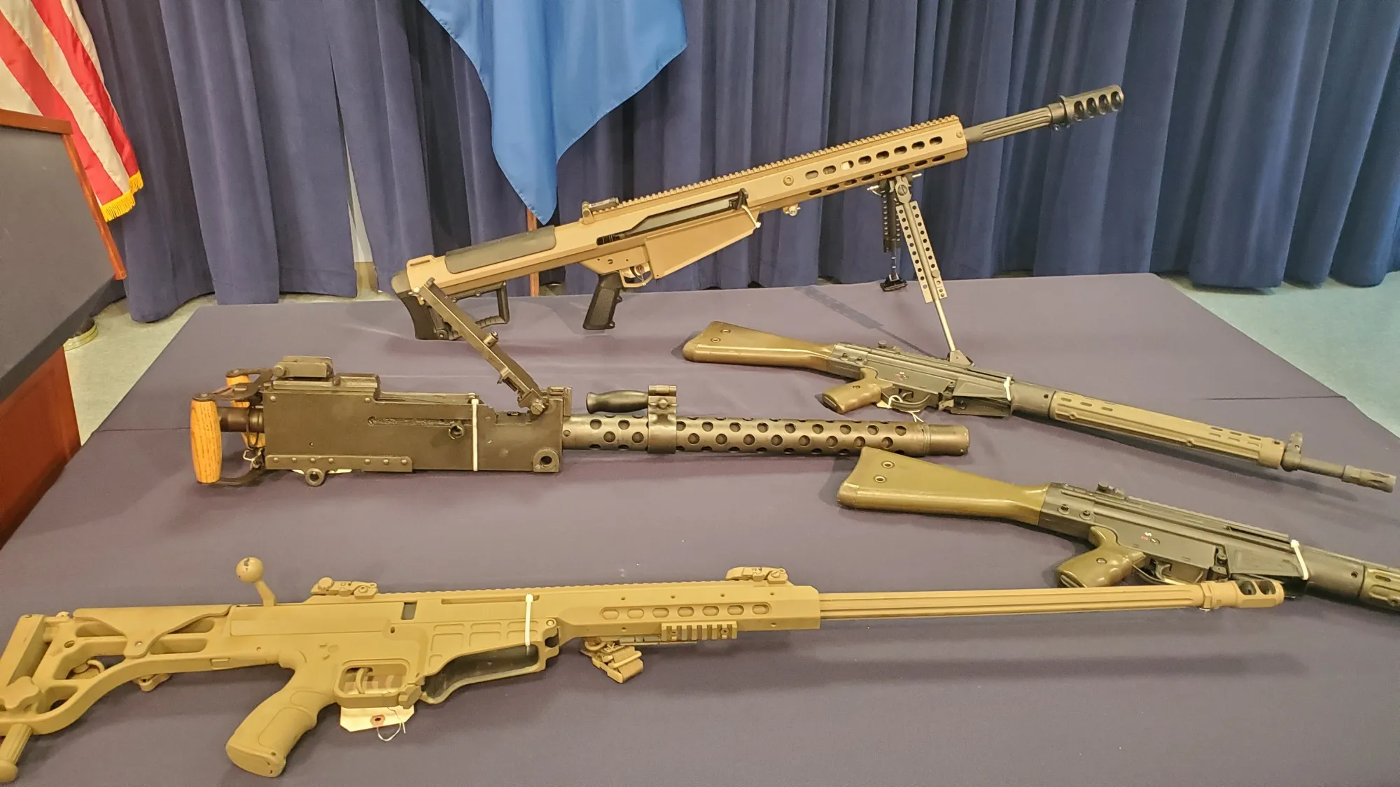Armas de grosso calibre apreendidas por agentes federais são exibidas durante uma coletiva de imprensa em 2022 para anunciar uma repressão ao contrabando de armas de fogo para o Haiti e o Caribe.