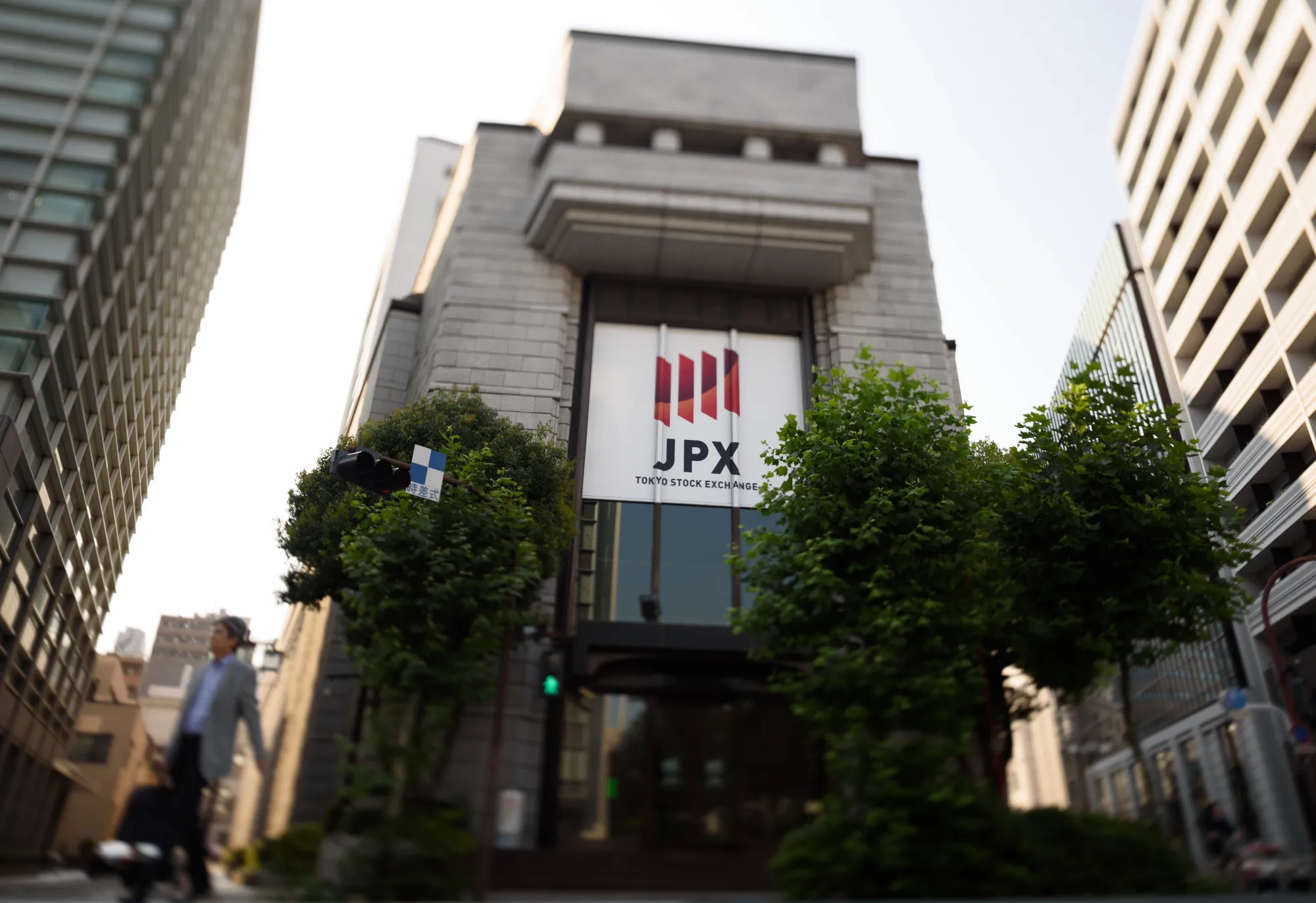 2017年は日本株の一年に、強気成熟の米国株からの乗り換え増加 - Bloomberg